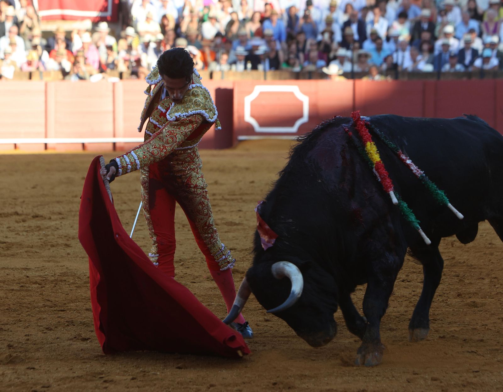 Imágenes de la corrida de toros en la Feria de Sevilla 2023 con El Juli, Alejandro Talavante y Tomás Rufo