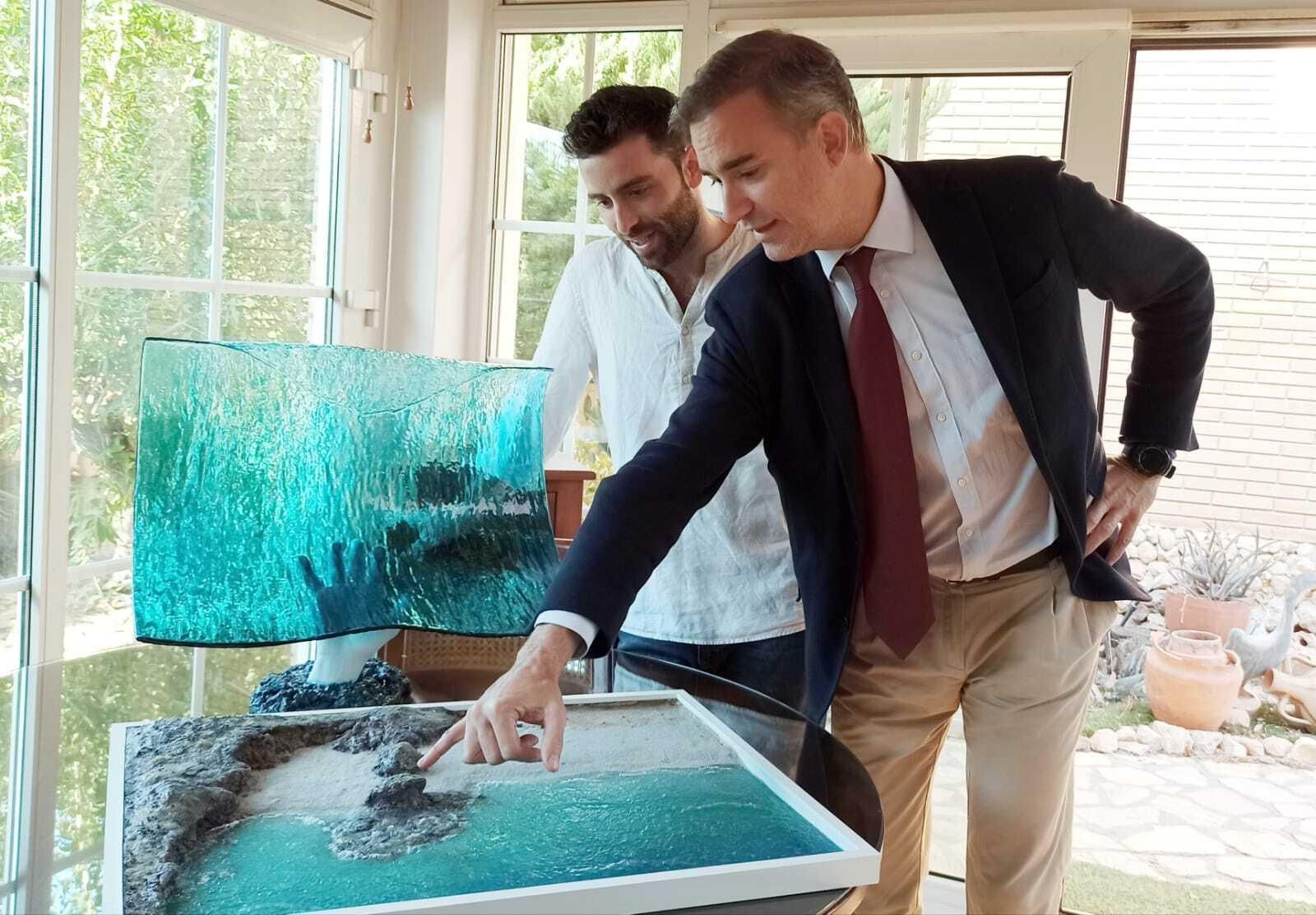 El delegado Amós García  en la visita al taller de Álvaro Varela, creador de Litoris Pictor