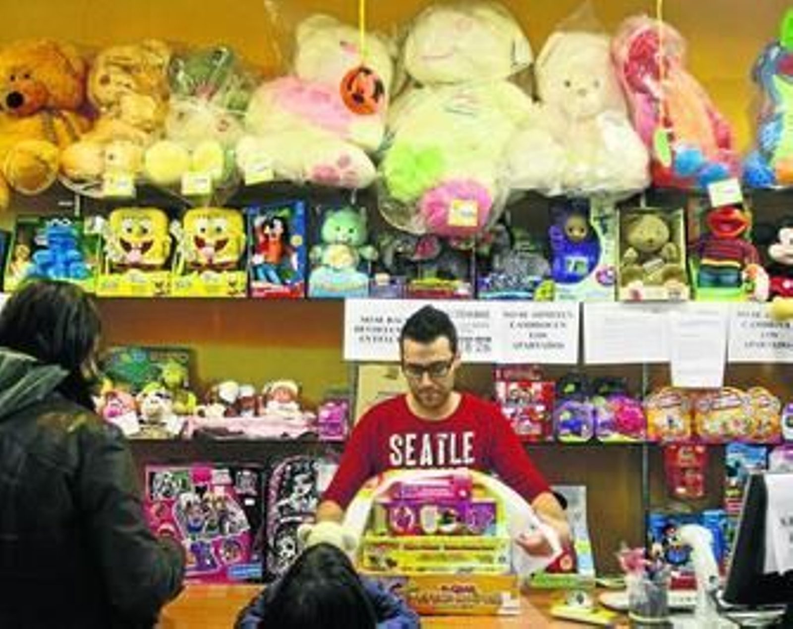 Estos días se acumula el trabajo en las jugueterías de la capital.