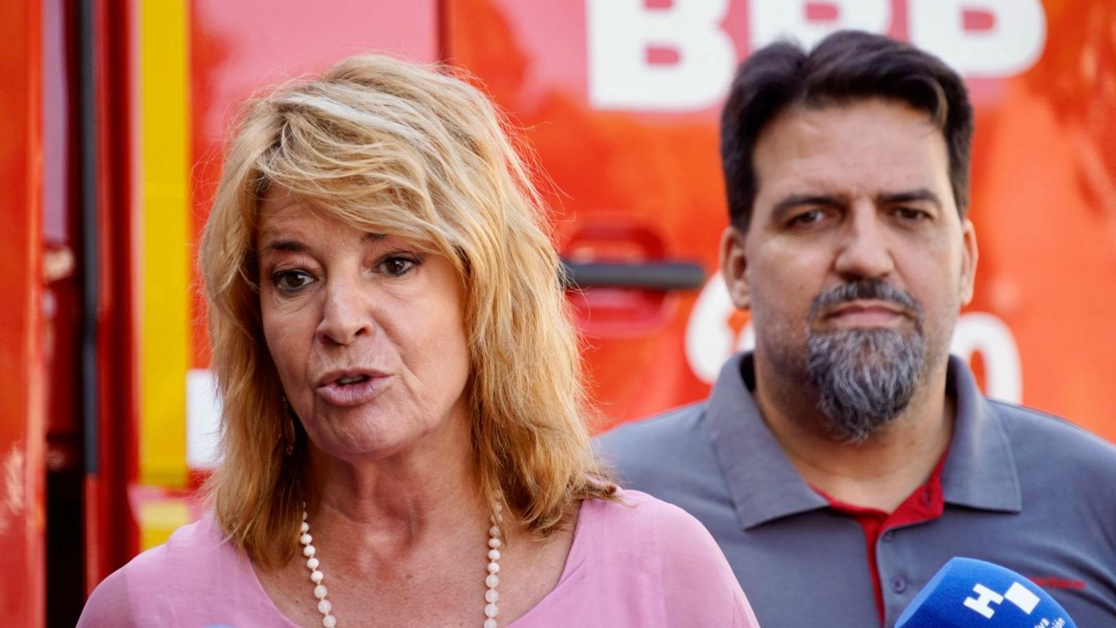 Pilar Miranda explicando las características del nuevo vehículo