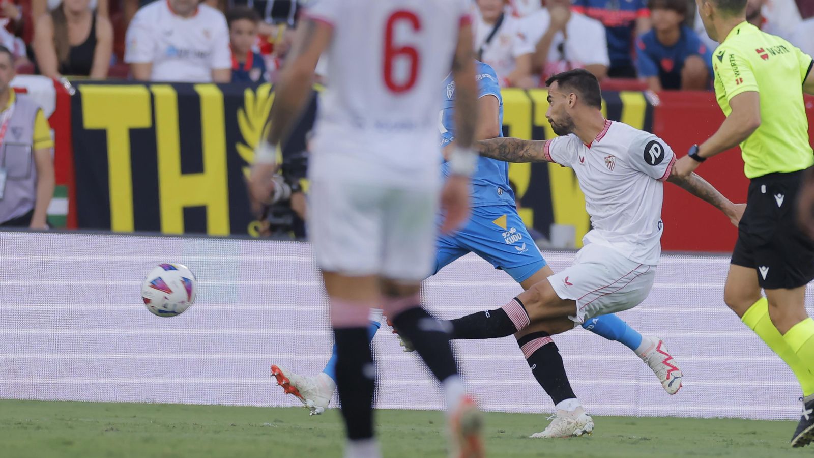 Suso dispara en la acción de su gol