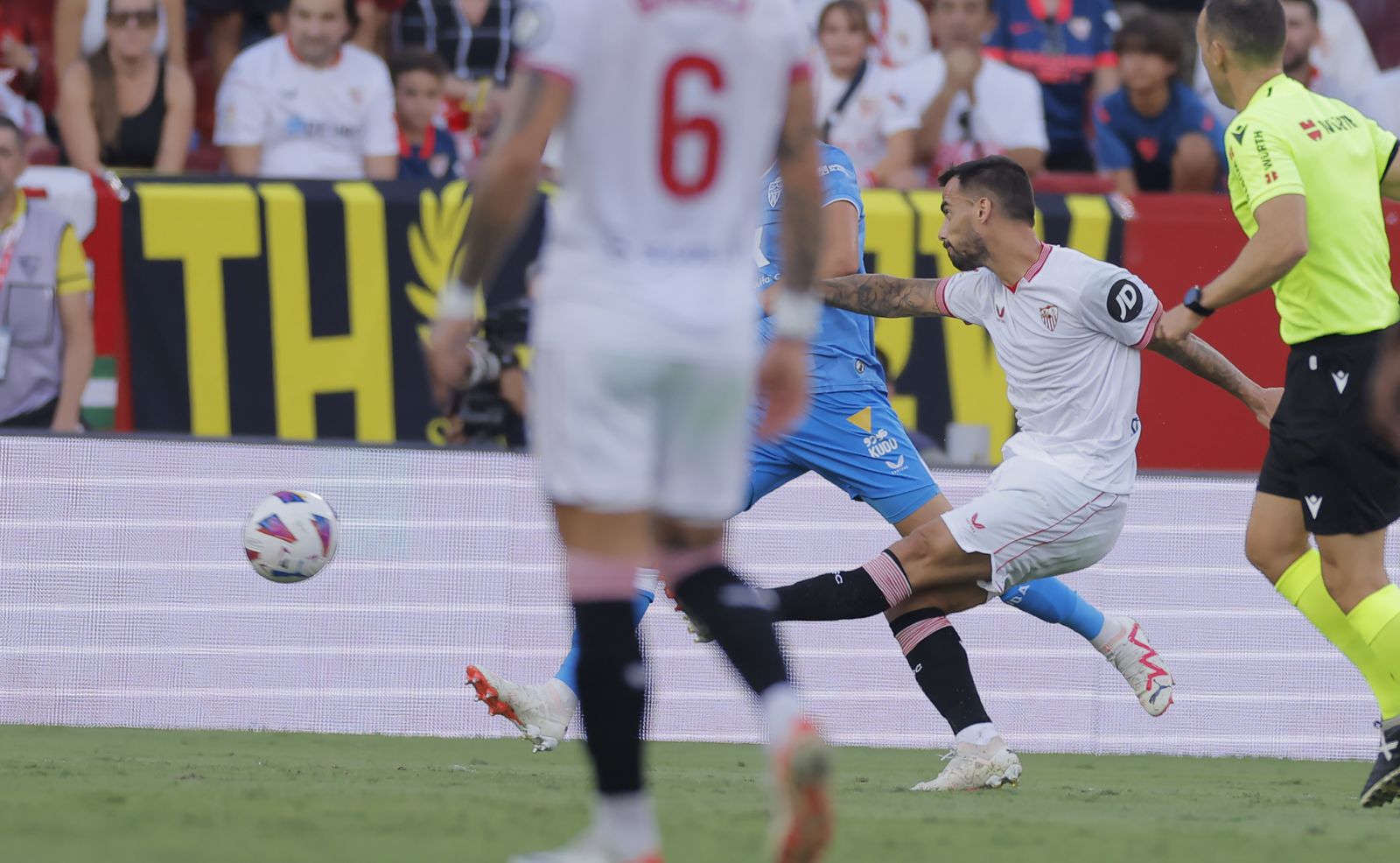 Suso dispara en la acción de su gol