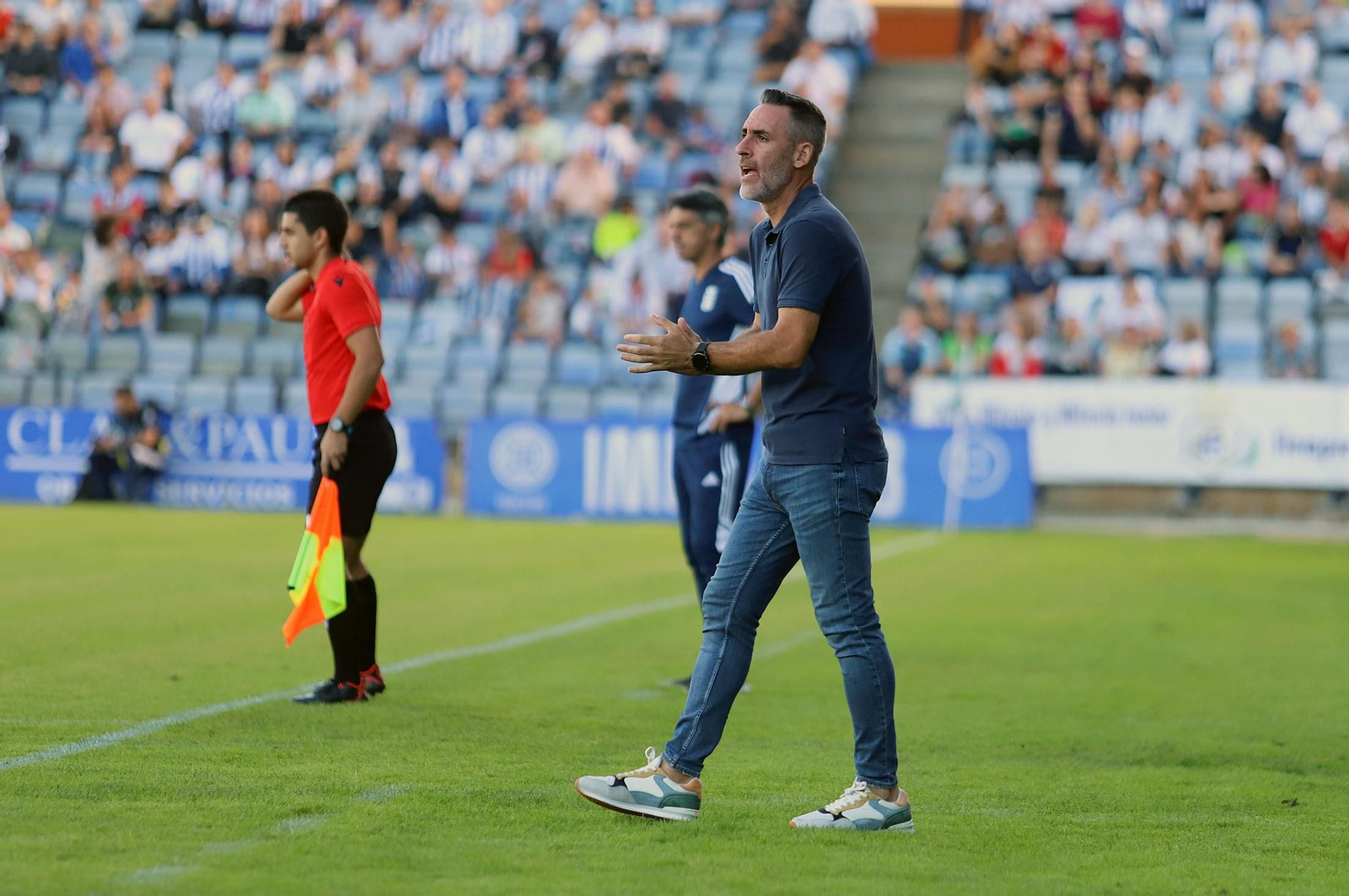 El entrenador del Recre, Abel Gómez, da indicaciones a sus jugadores durante un partido.