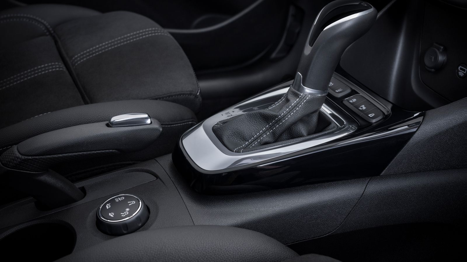 El mando giratorio situado entre los dos asientos permite seleccionar el modo de funcionamiento de, entre otros elementos, el control de tracción para adaptarlo a distintas situaciones.