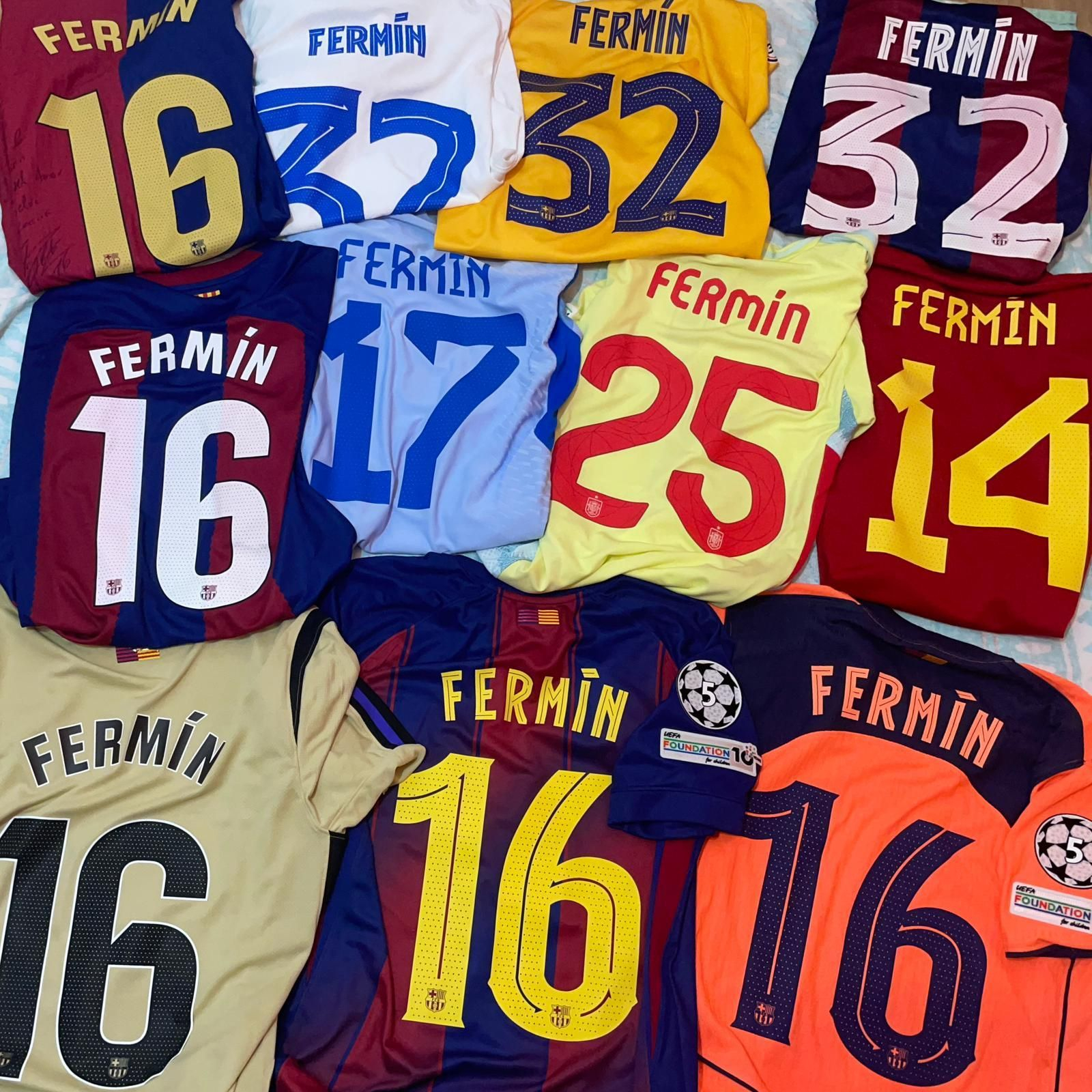 Varias de las camisetas de Fermín que guarda en su colección.