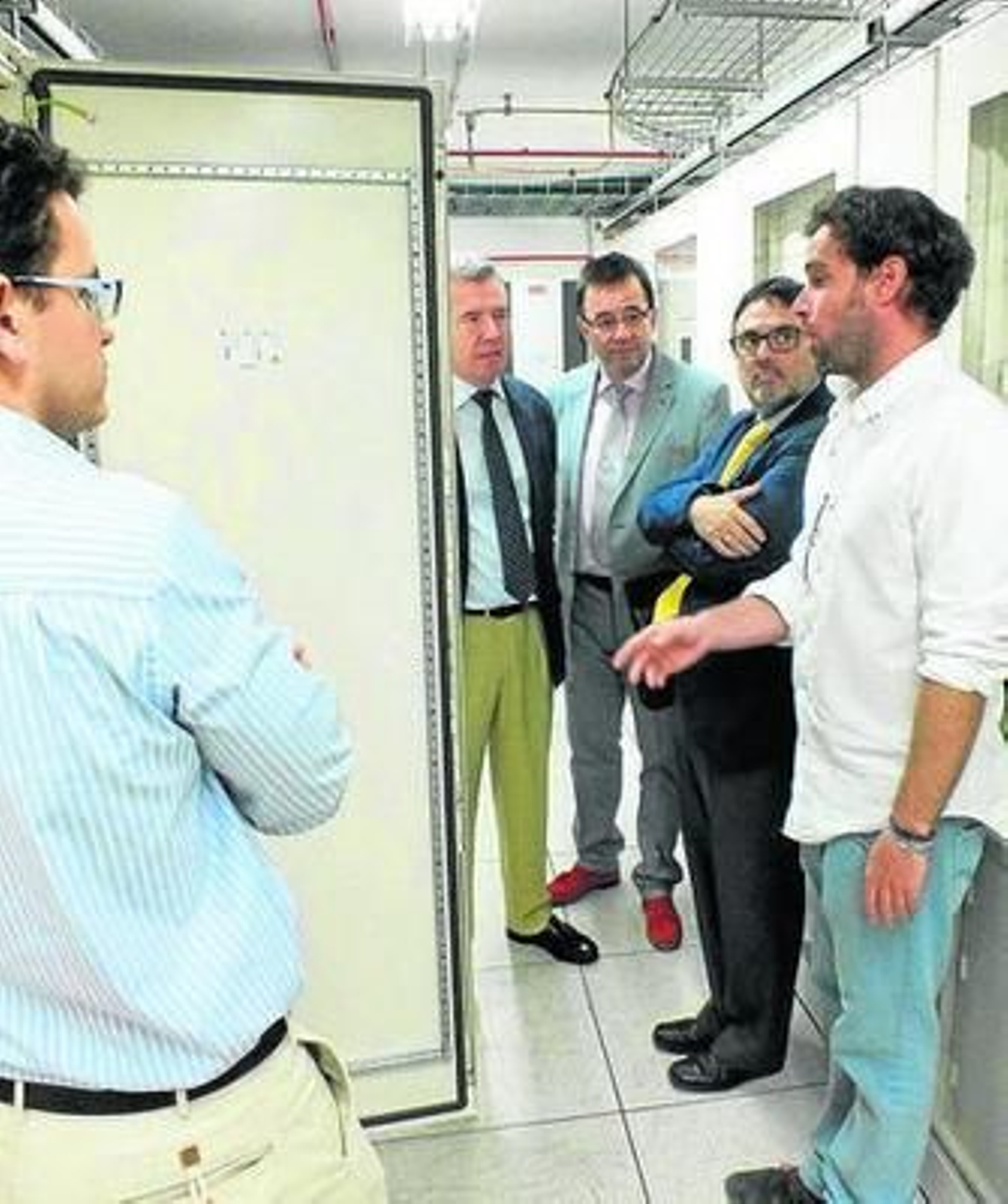 Responsables del Colegio de Farmacéuticos visitan el centro informático.