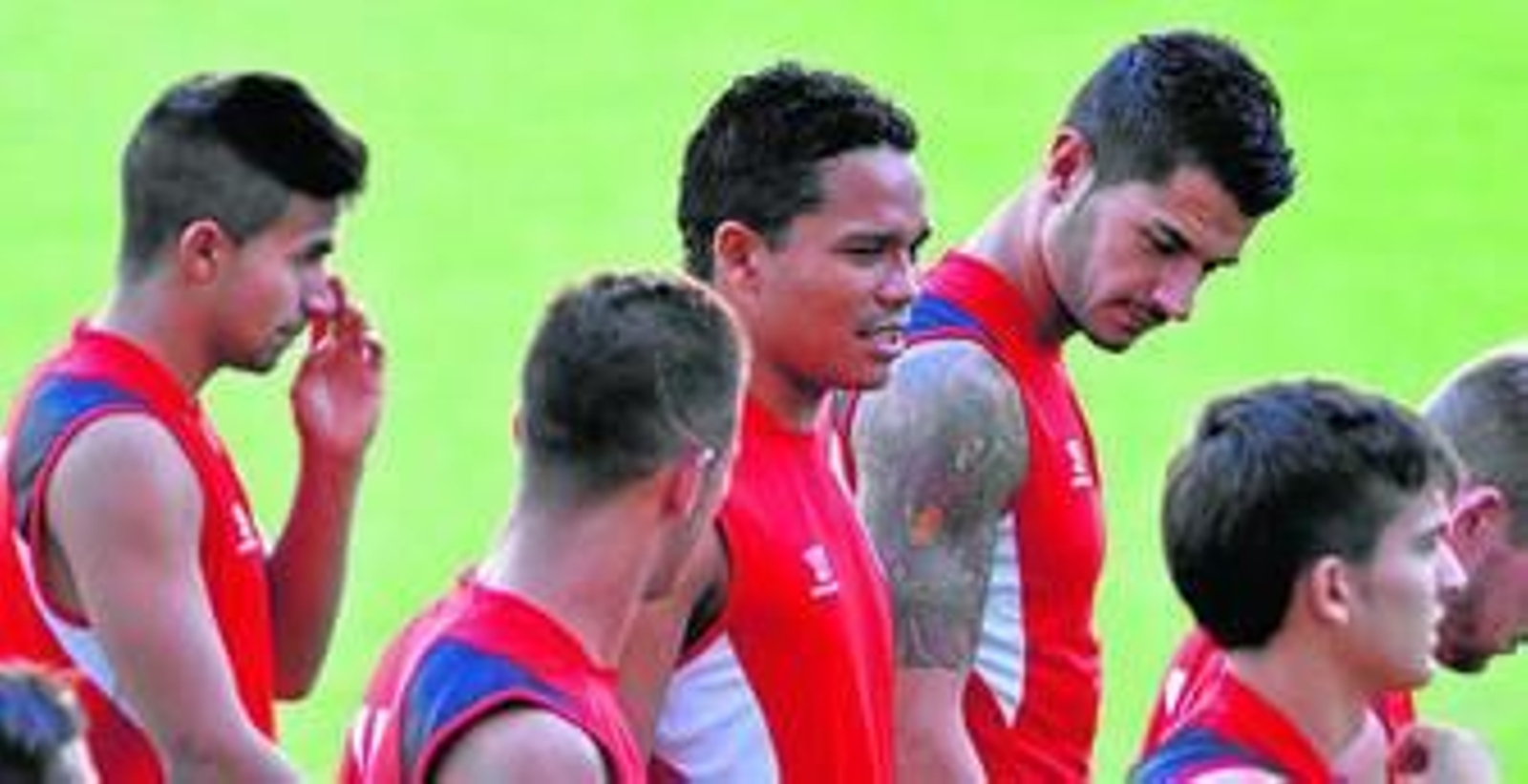 El colombiano Carlos Bacca, en un entrenamiento del Sevilla junto a compañeros como Rabello o Vitolo.