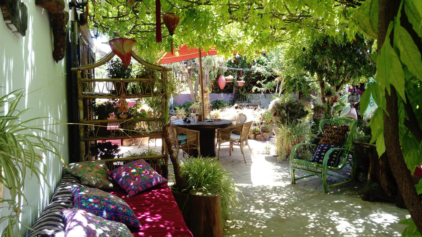 El patio de una de las tiendas-bar junto al mercadillo de Las Dalias.