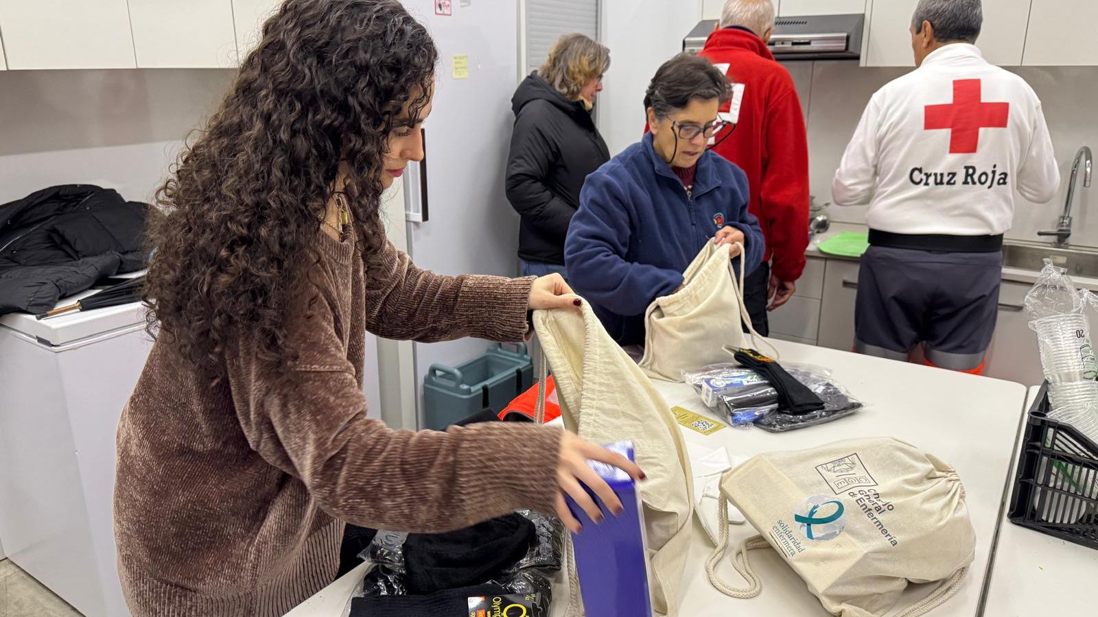 Enfermeras preparan los kits de autocuidado.