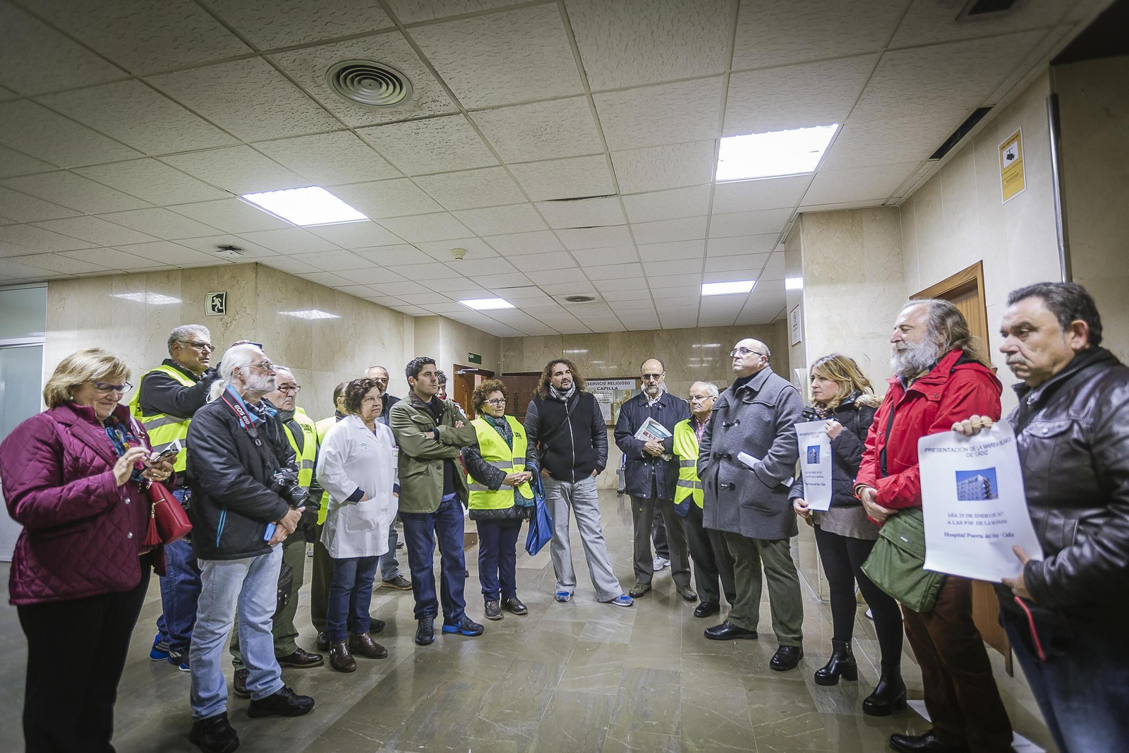 Miembros de la Marea Blanca Gaditana en el vestíbulo del Hospital Puerta del Mar, antes de ser invitados a abandonar el recinto.