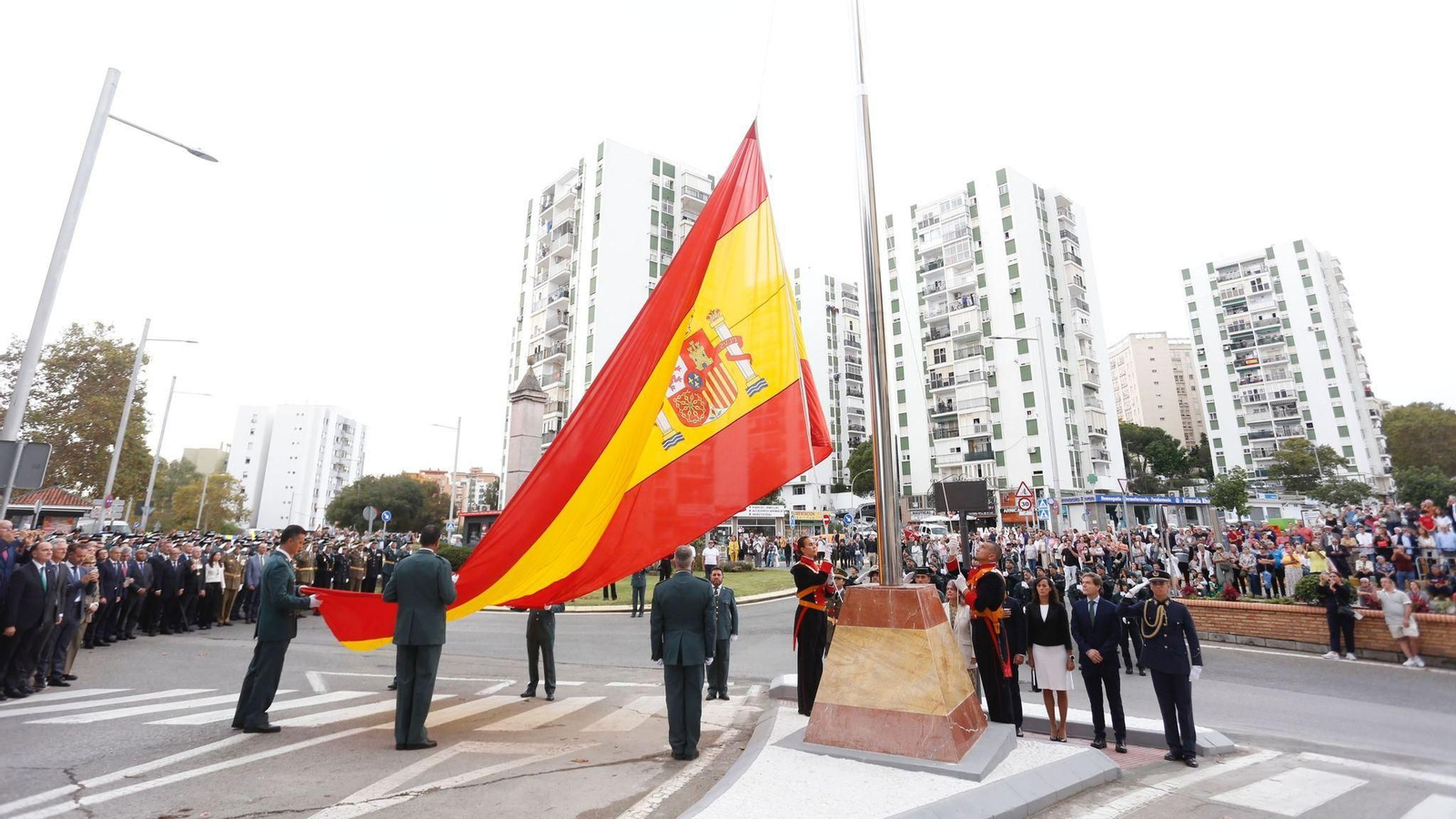 Izado de la bandera de España a las puertas de la Comandancia de la Guardia Civil de Algeciras. Izado de la bandera de España a las puertas de la Comandancia de la Guardia Civil de Algeciras.