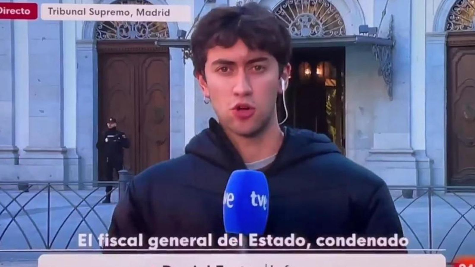 Daniel Fortes, el hijo de Xabier Fortes, en un directo desde el Tribunal Supremo para RTVE.