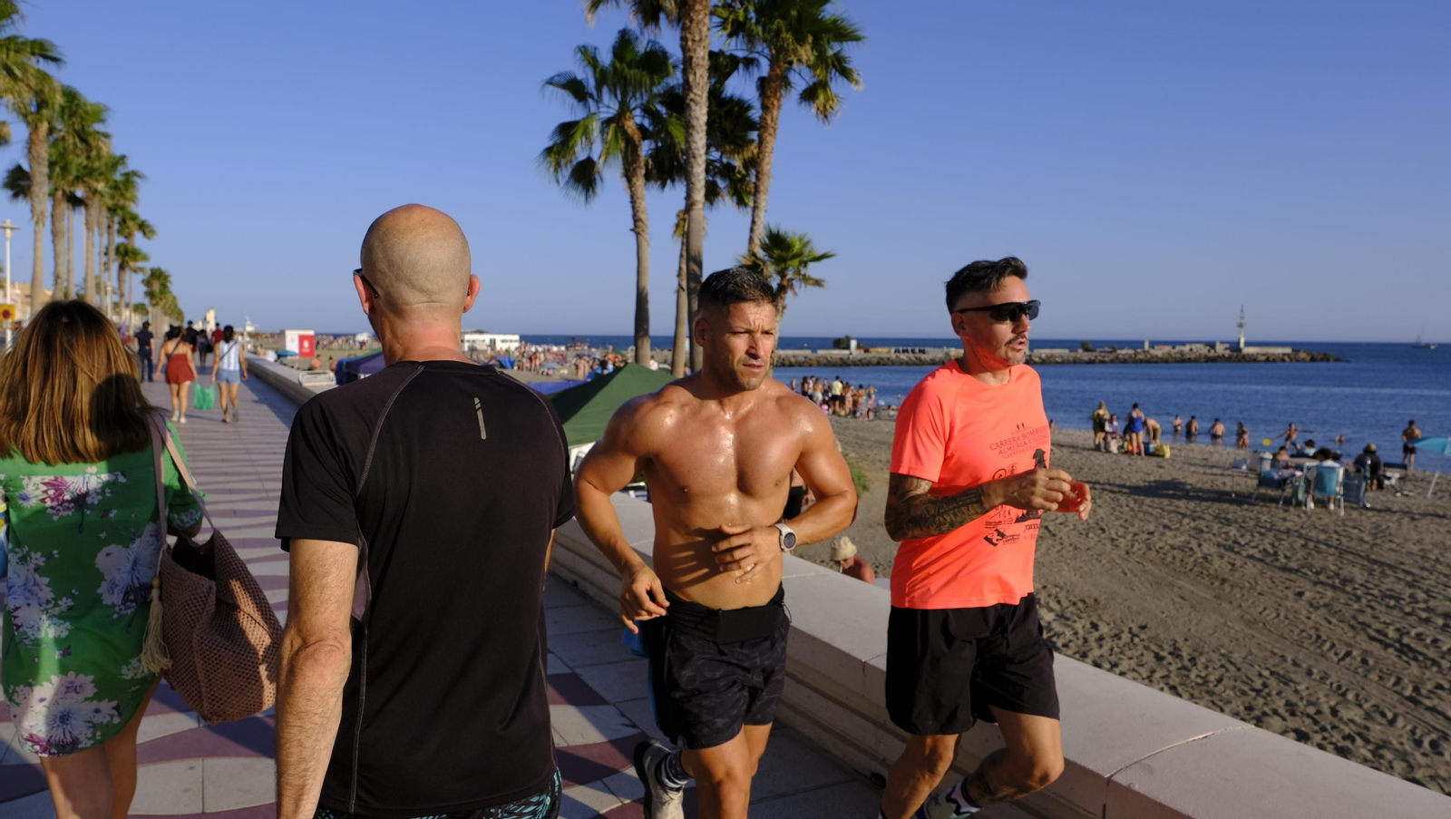 Imágenes de las hogueras de la Noche de San Juan en Almería capital