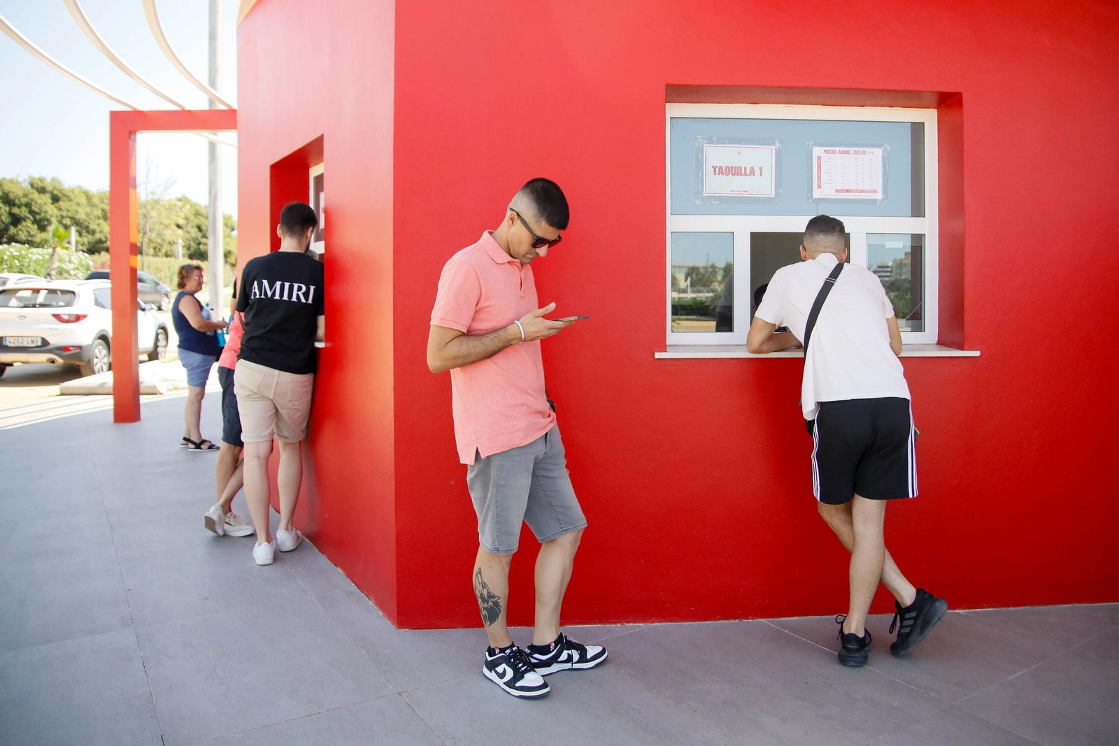 Un grupo de seguidores del conjunto rojiblanco renovando su carnet de abonado en las taquillas del Estadio de los Juegos Mediterráneos.