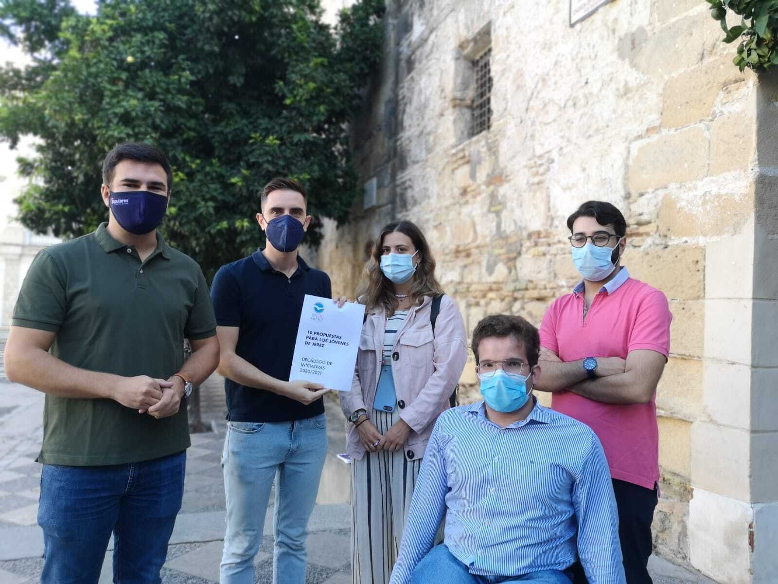 Los presidentes de NNGG de Jerez y la provincia junto a otros miembros de la organización.