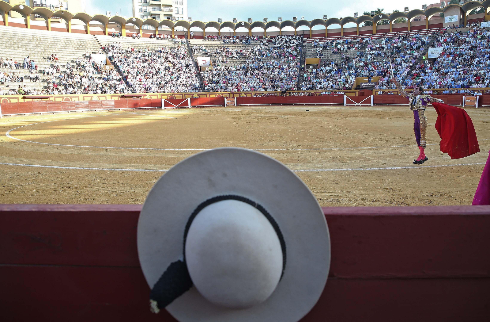 Fotos de la corrida del viernes de la Feria Taurina de Algeciras 2023: Morante de la Puebla, Emilio de Justo y David Galván