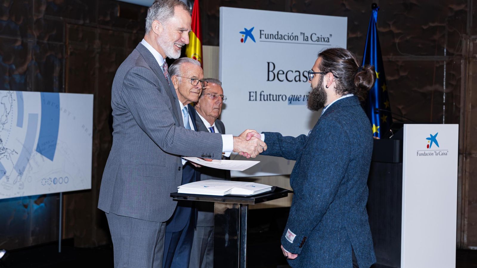 Pablo Barruezo recoge su beca.