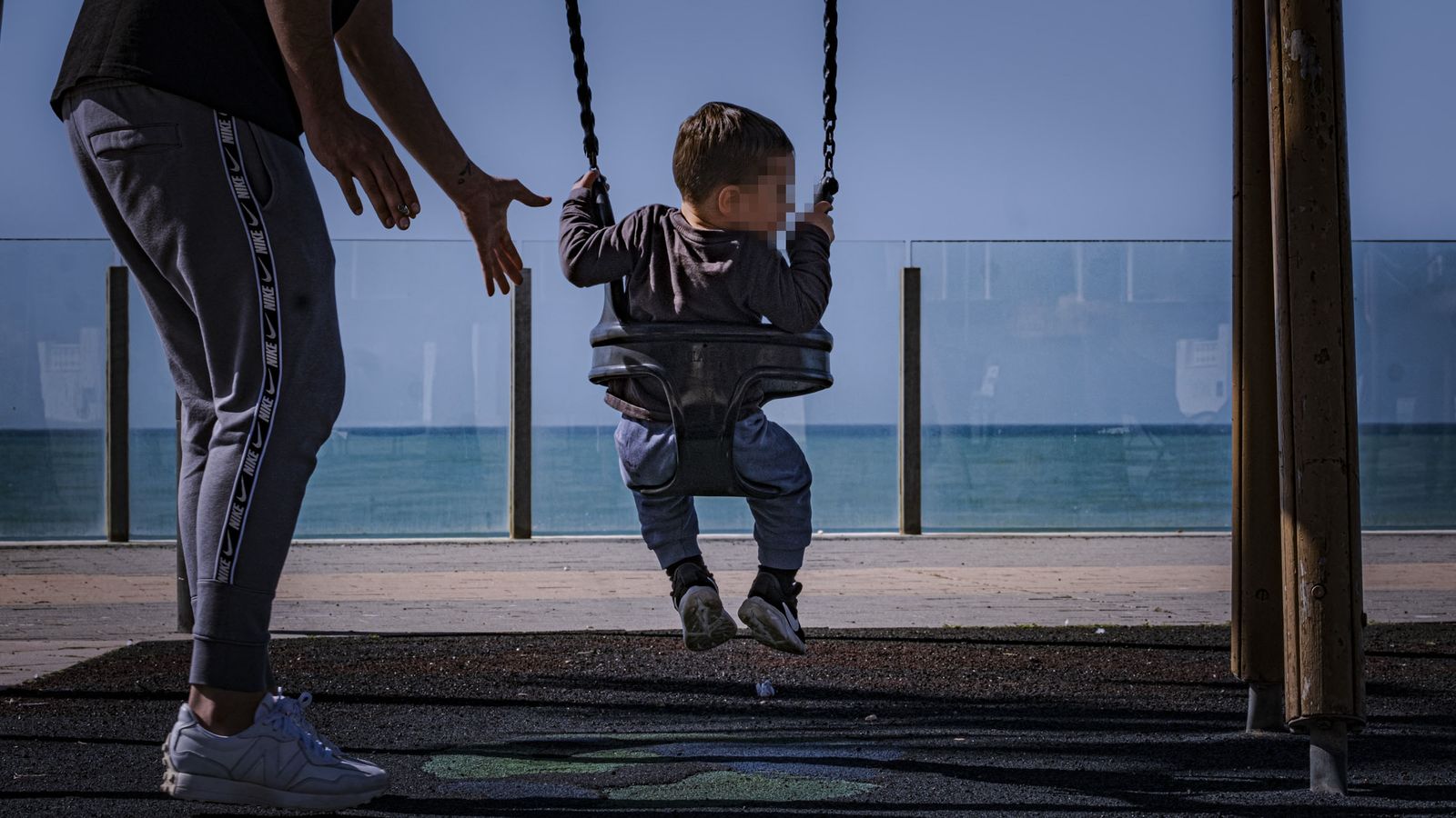 Un pequeño jugando en unos columpios en Cádiz.