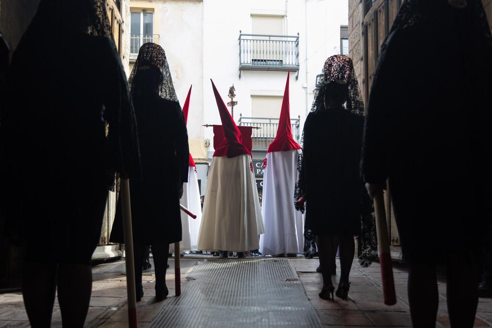 La temida lluvia impide el desarrollo normal de este Martes Santo