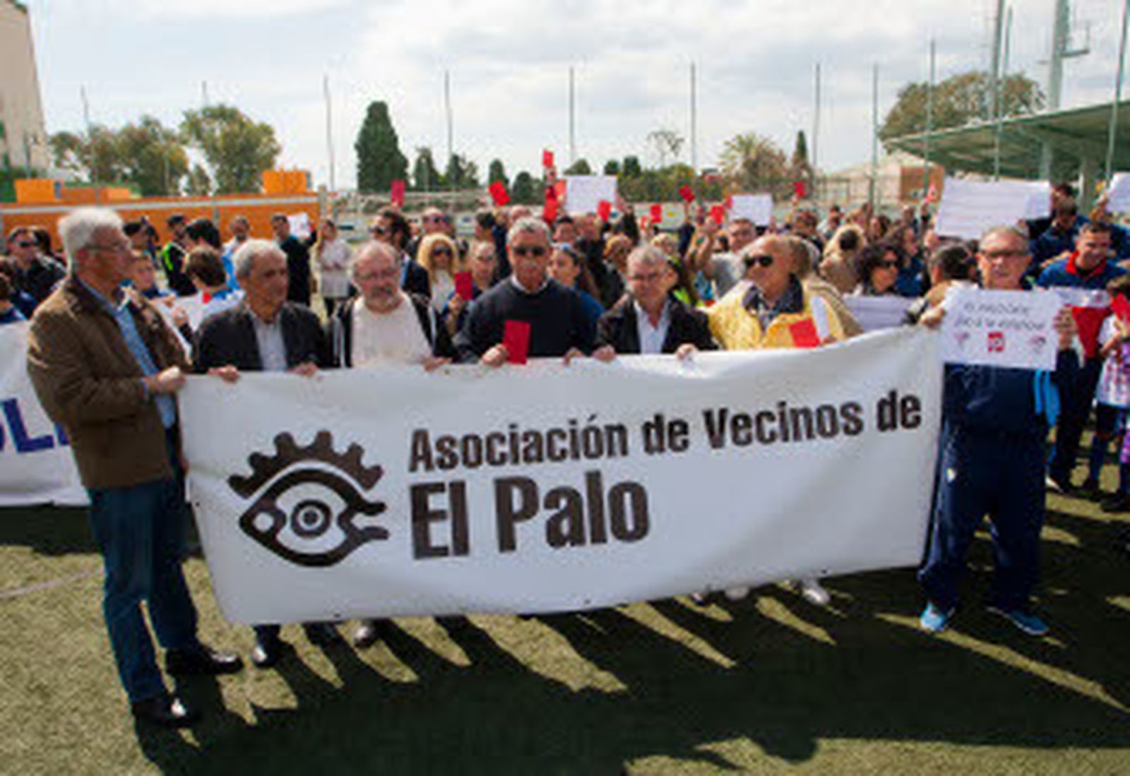 Los jugadores y vecinos de El Palo se concentran contra la violencia en el fútbol