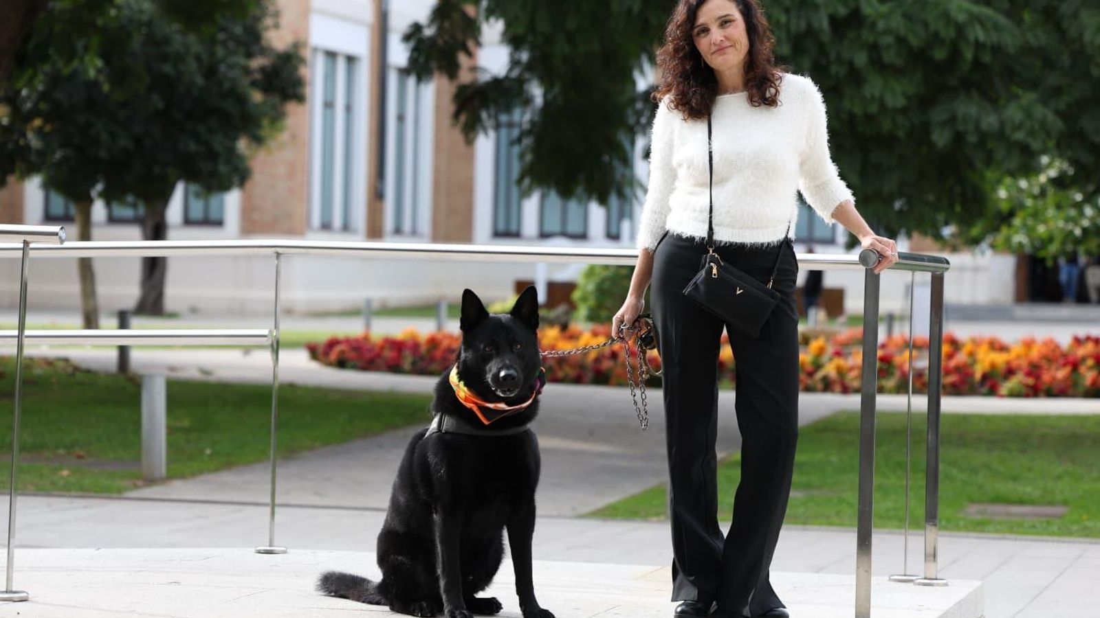 Susana, víctima superviviente de violencia de género, posa junto a su perro de protección