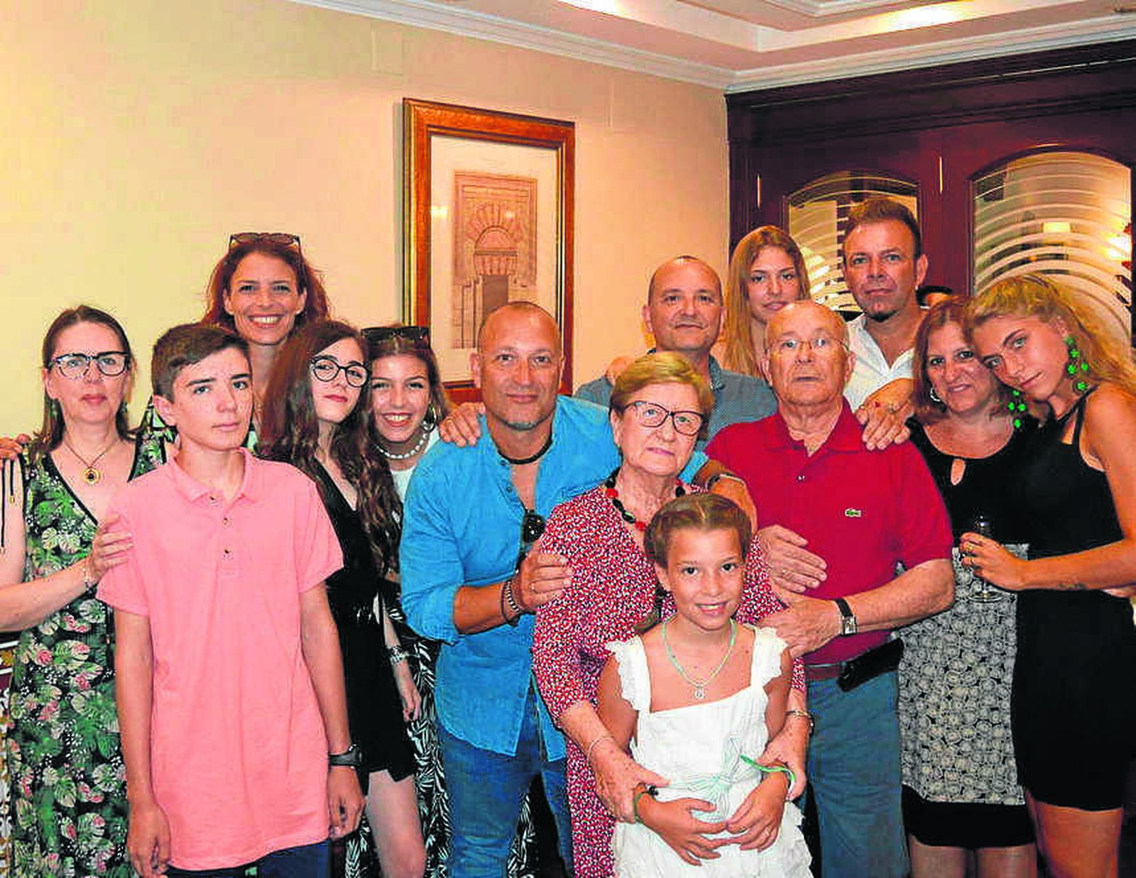 Antonio Perea y Juana Gainza, con sus hijos Mila, Paco y Manolo junto con Jesús Montaner, Lourdes Vendoiro, María Díaz y todos sus nietos.