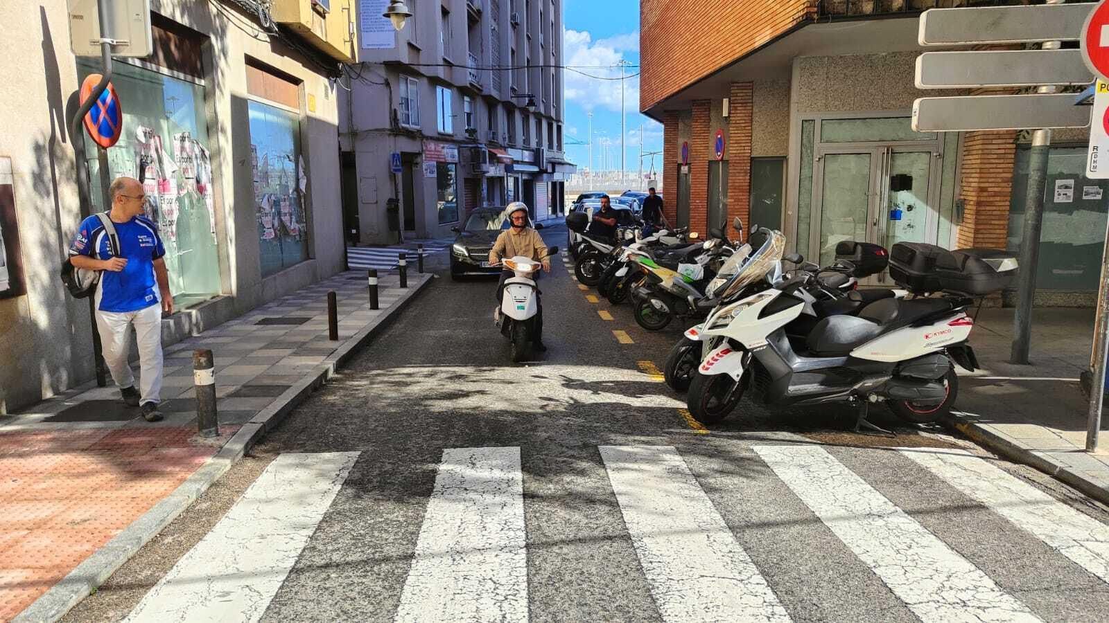 Motos y coches por la calle Ojo del Muelle, este martes.