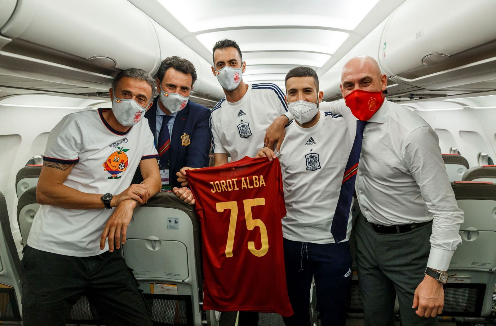 Jordi Alba con una camiseta que conmemora sus 75 partidos junto a otros miembros de la selección