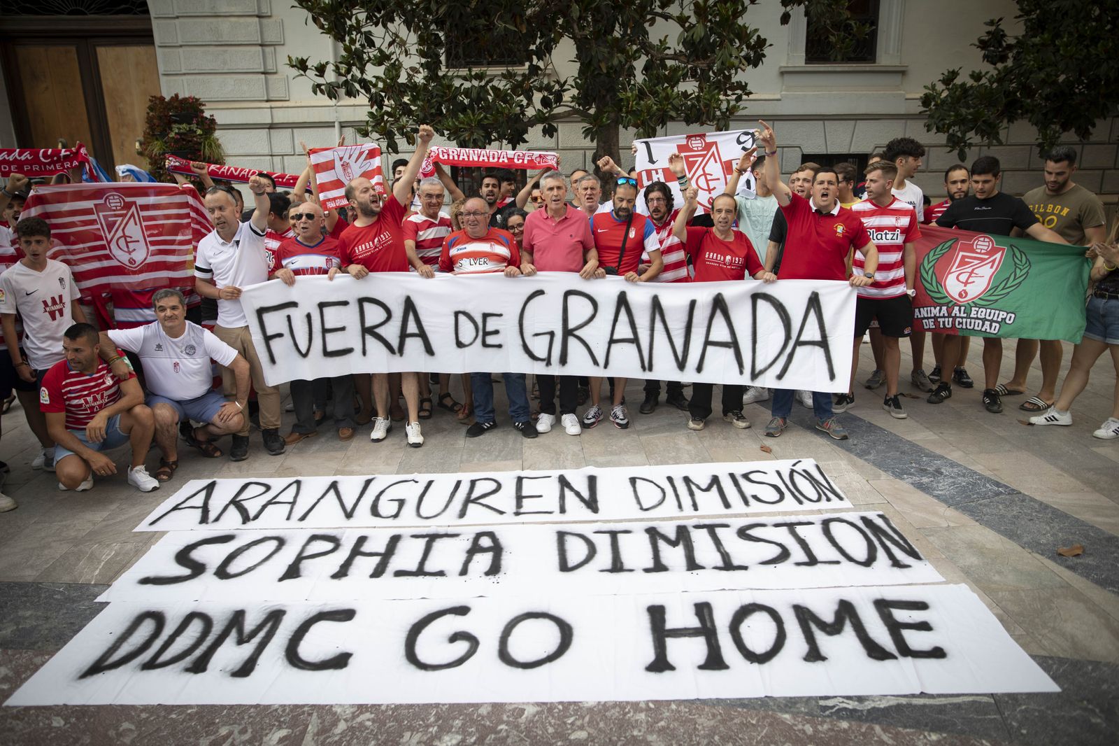 Aficionados del Granada CF protestan con pancartas en la Plaza del Carmen
