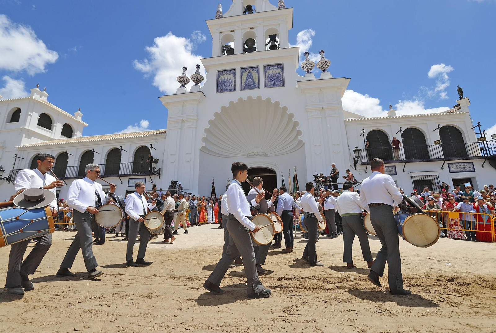 Presentación de la Hermandad de Huelva ante la Blanca Paloma