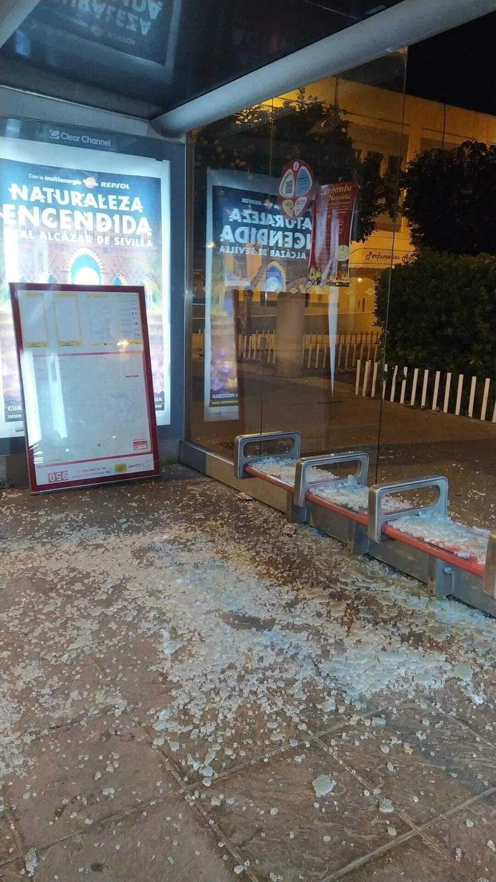 Así ha quedado la parada de Tussam de la calle Esparteros.