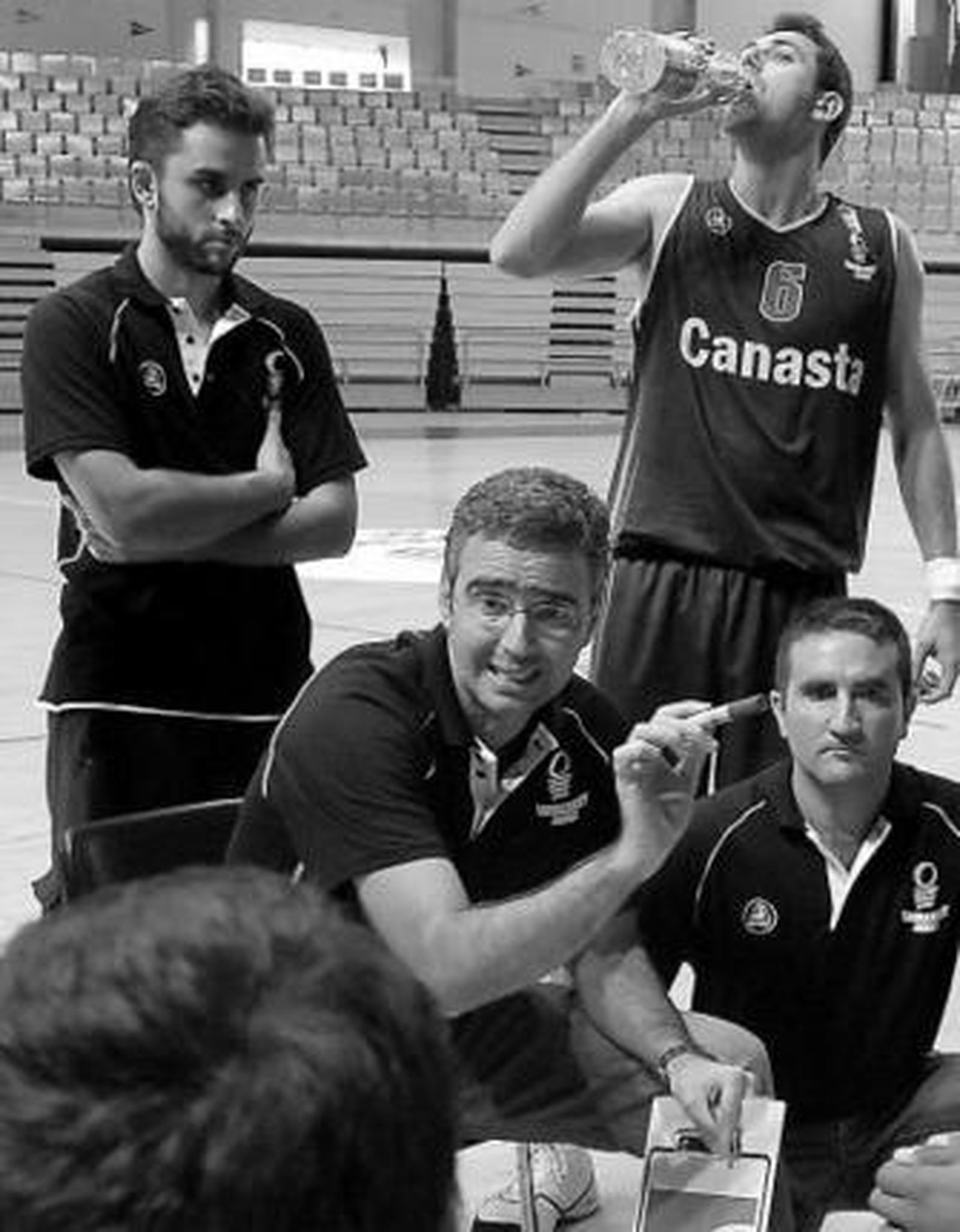 Toa Paterna, dando instrucciones a sus jugadores.