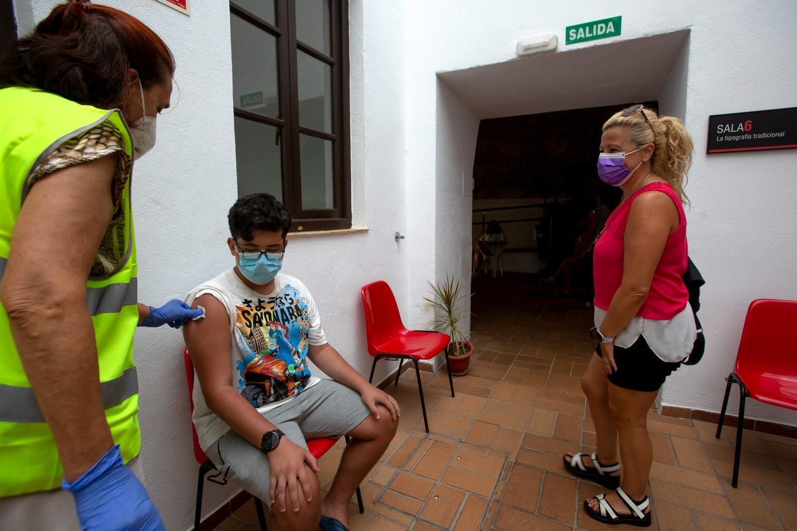 Un joven recibe su vacuna en Cádiz.