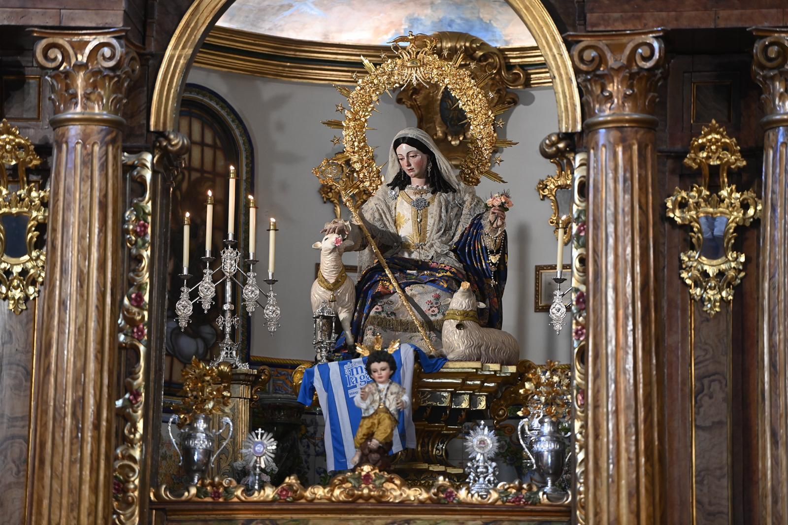 La ofrenda floral del Málaga CF a la Divina Pastora, en fotos