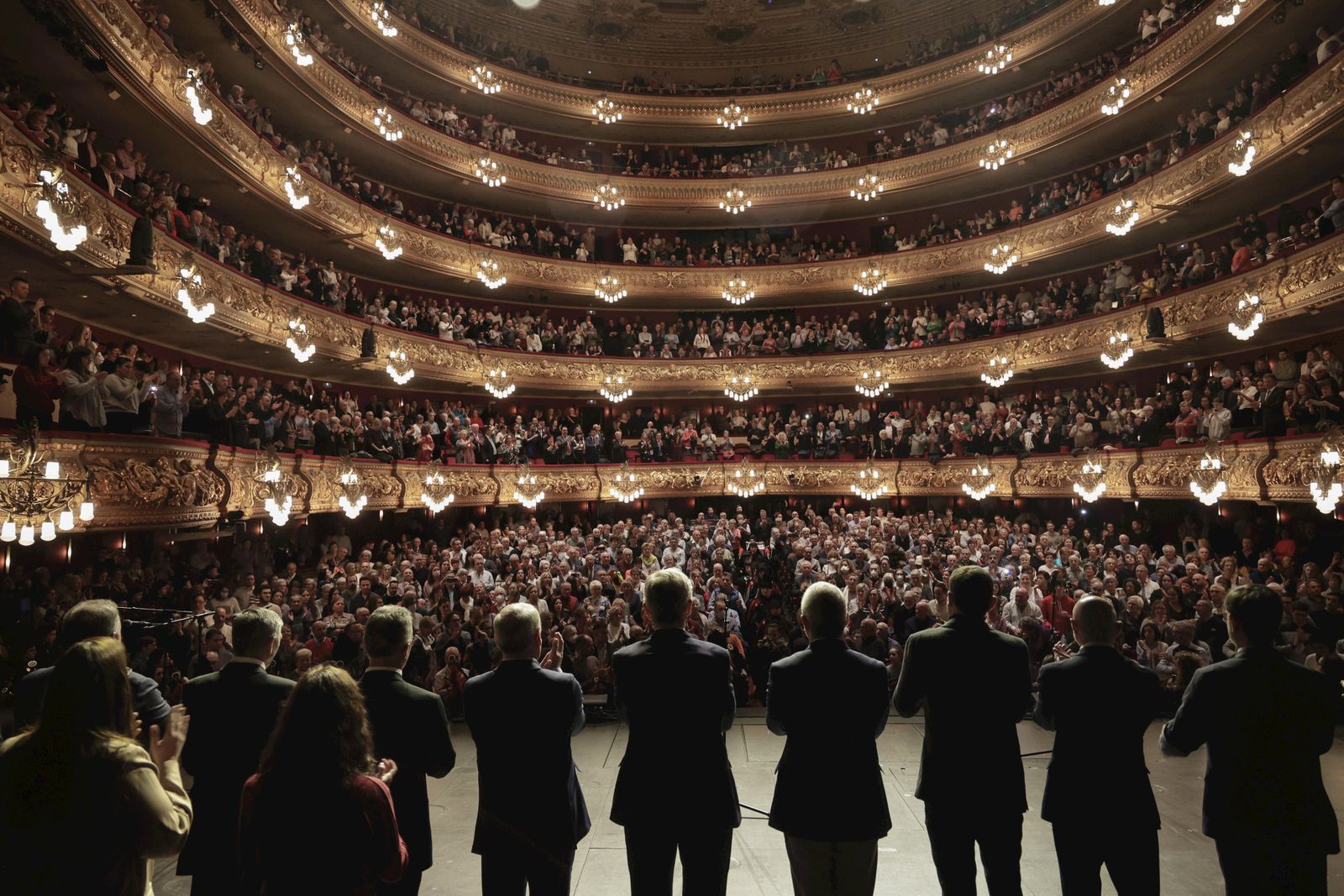 El Liceu en aplasuso a los premiados