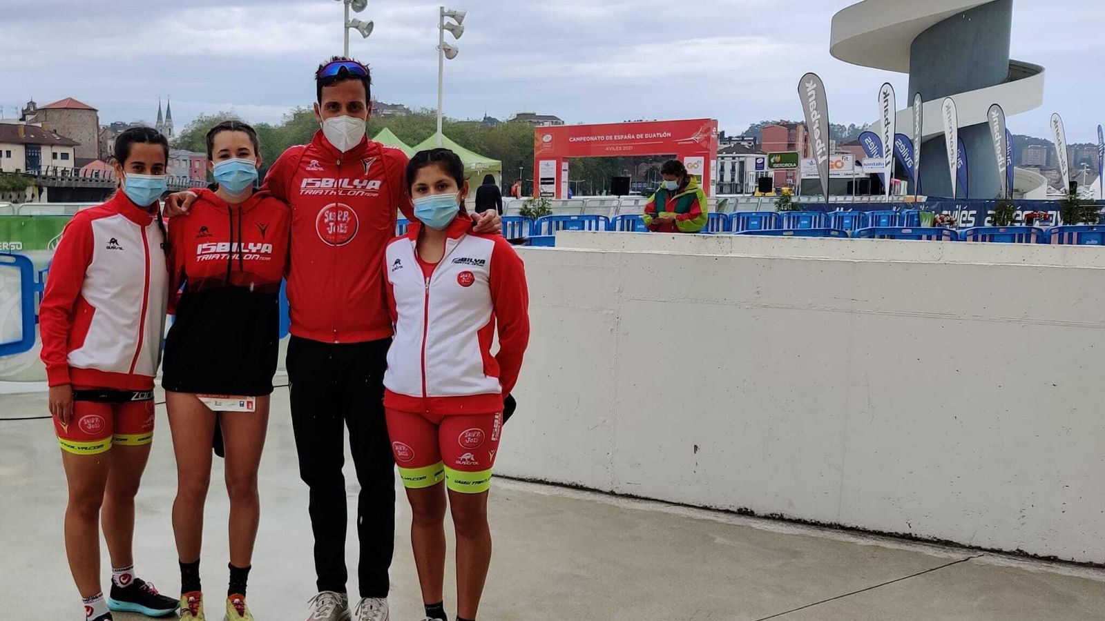 El equipo júnior femenino con Gianella Coaguila, Marina Caraballo y Beatriz Escalante, junto a Sammer Ali Saad.