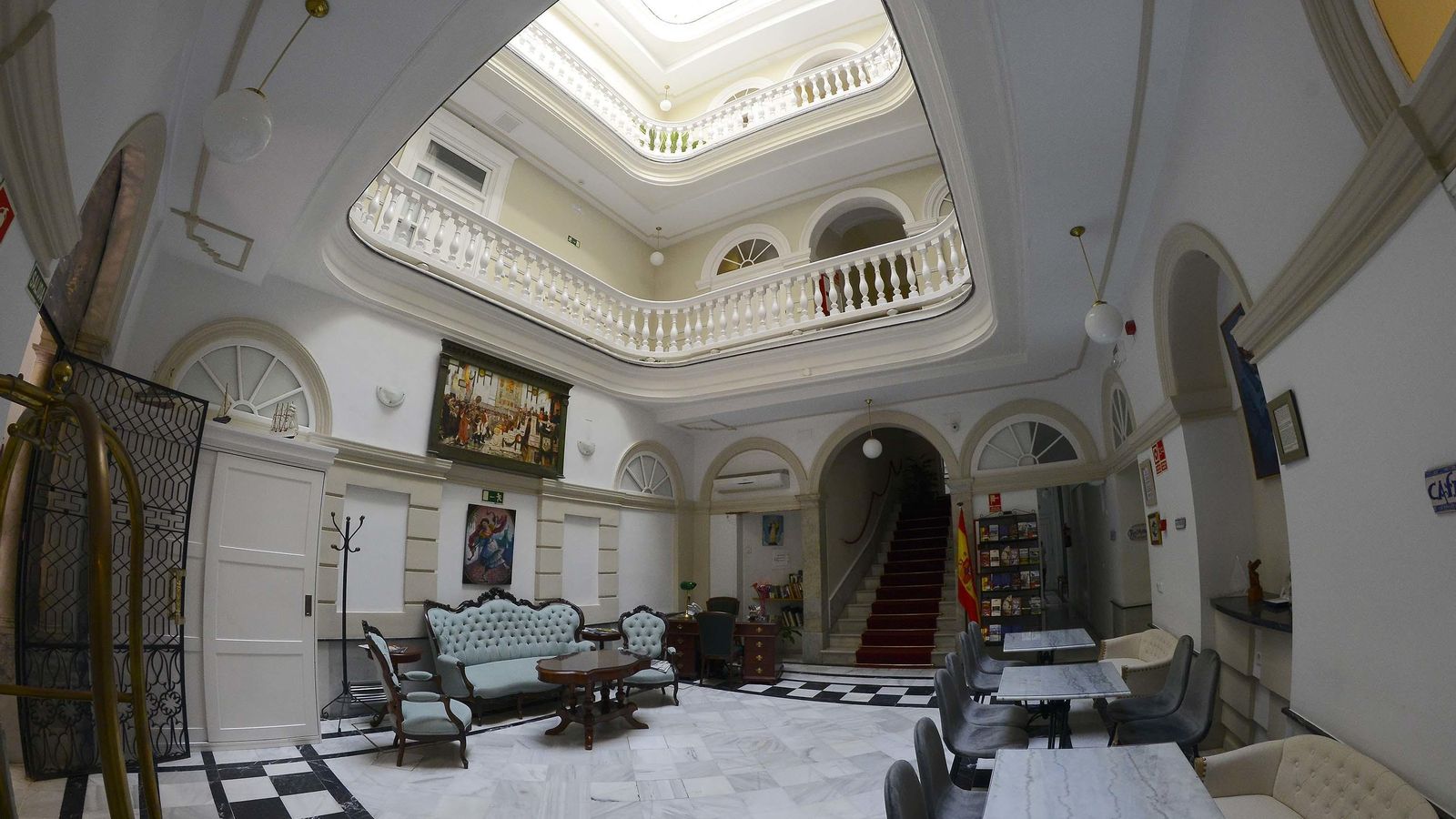 En el vestíbulo se puede ver una reproducción de la ‘Promulgación de la Constitución de 1812’ de Salvador Viniegra.