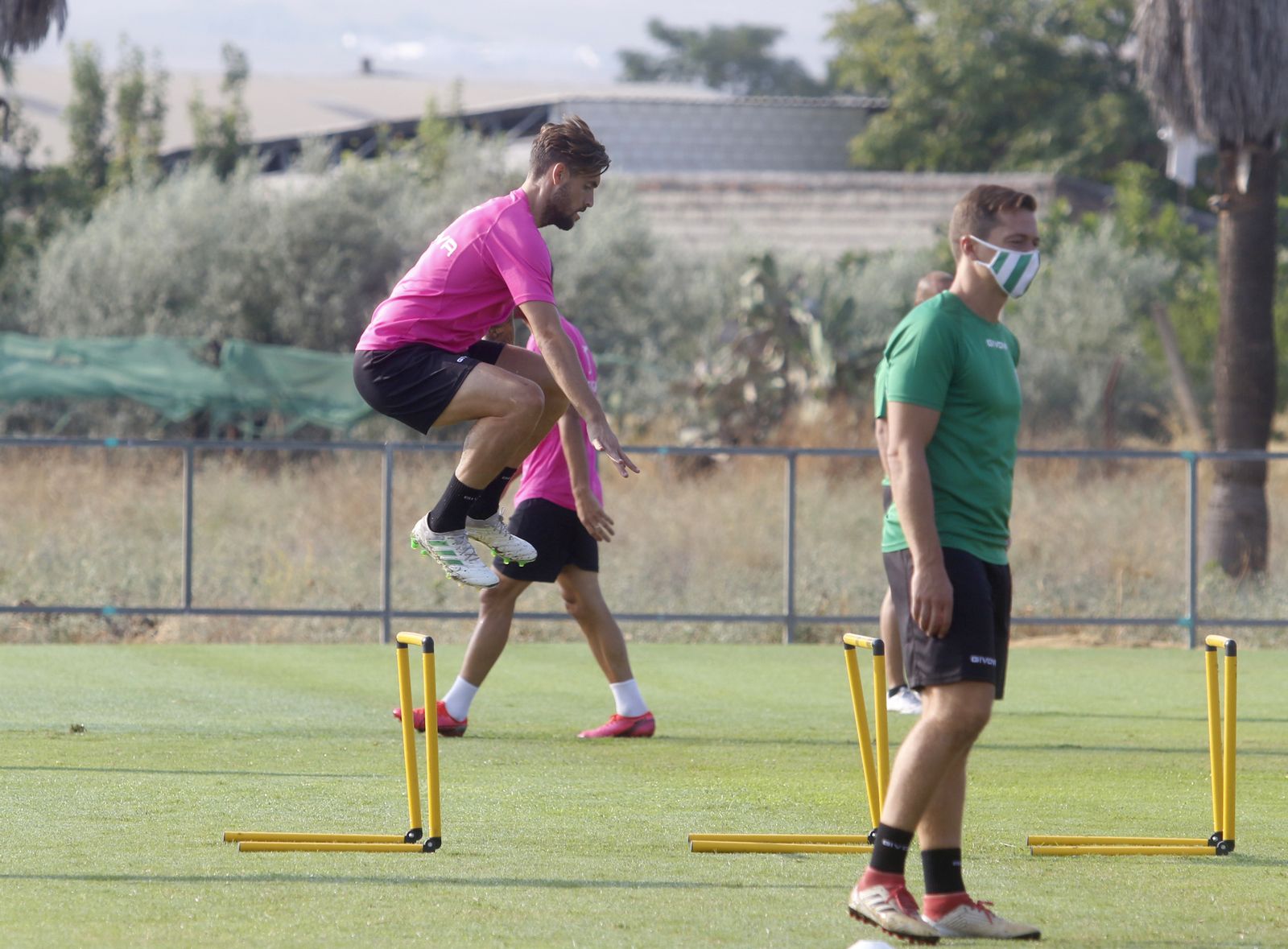 Samu Delgado salta una valla junto a Víctor Salas en una sesión en la Ciudad Deportiva.