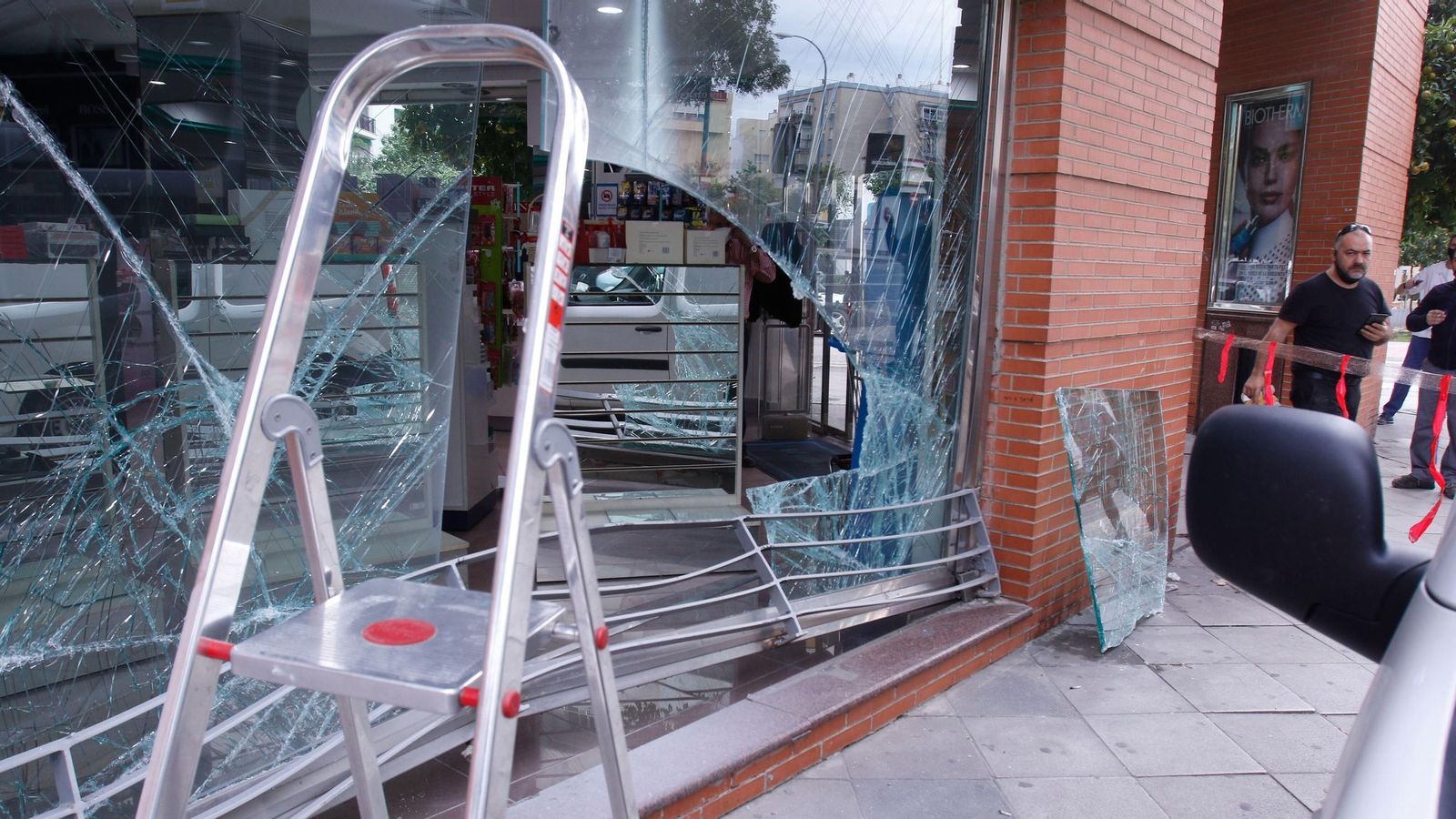 Un establecimiento de la cadena de perfumerías Aromas, con el escaparate reventado por un alunizaje.