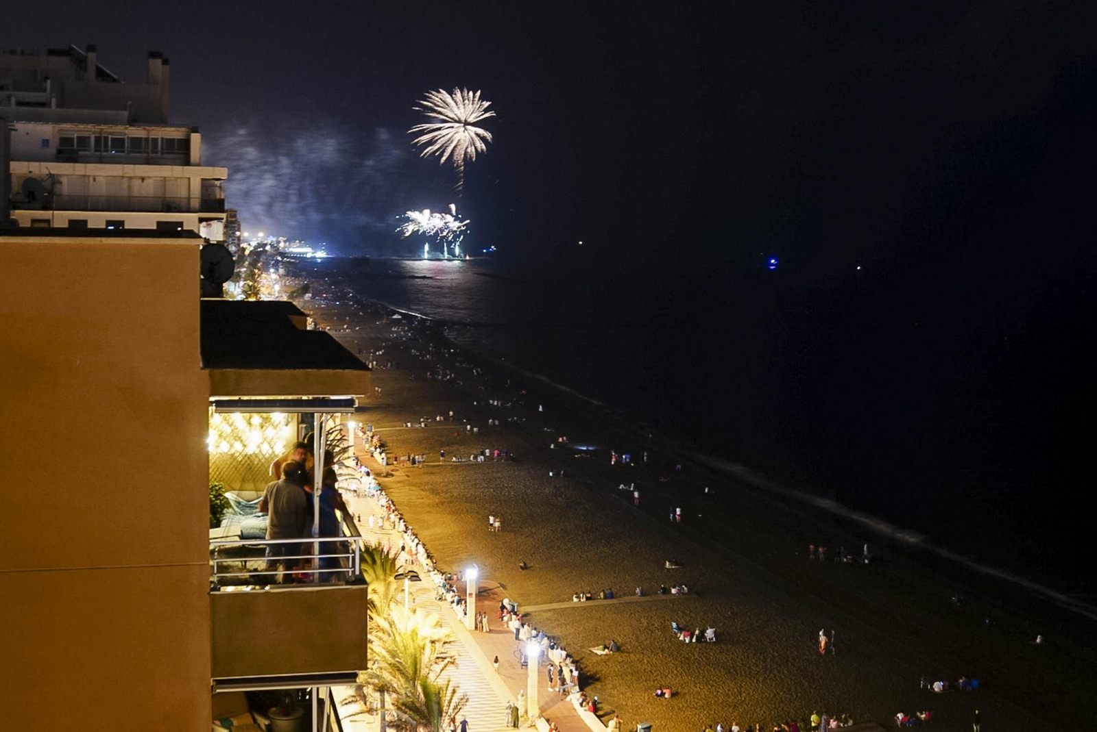 Las mejores imágenes de los fuegos artificiales de la feria de Almeria