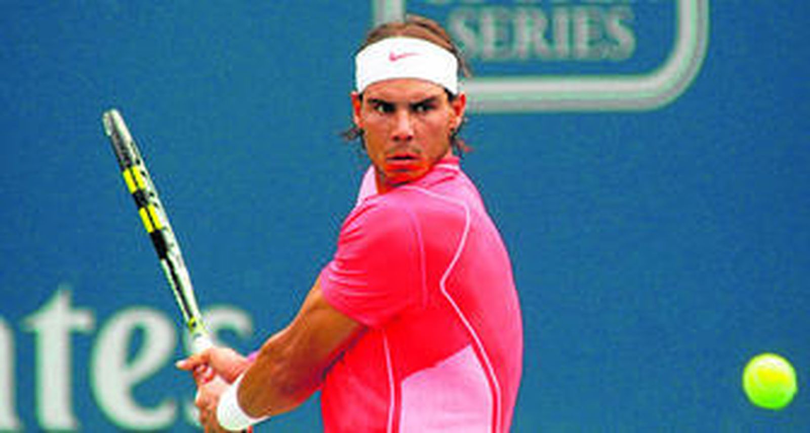 Rafa Nadal devuelve la bola con su golpe de revés a Andy Murray.