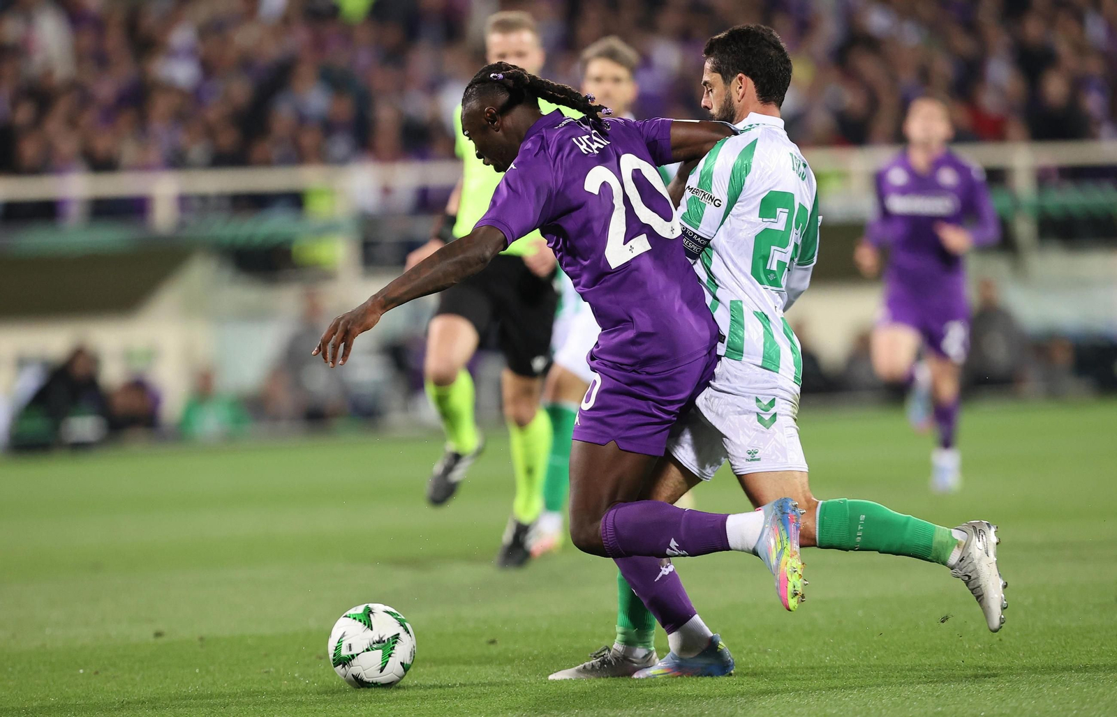 Las fotos del Fiorentina-Betis de la Conference League