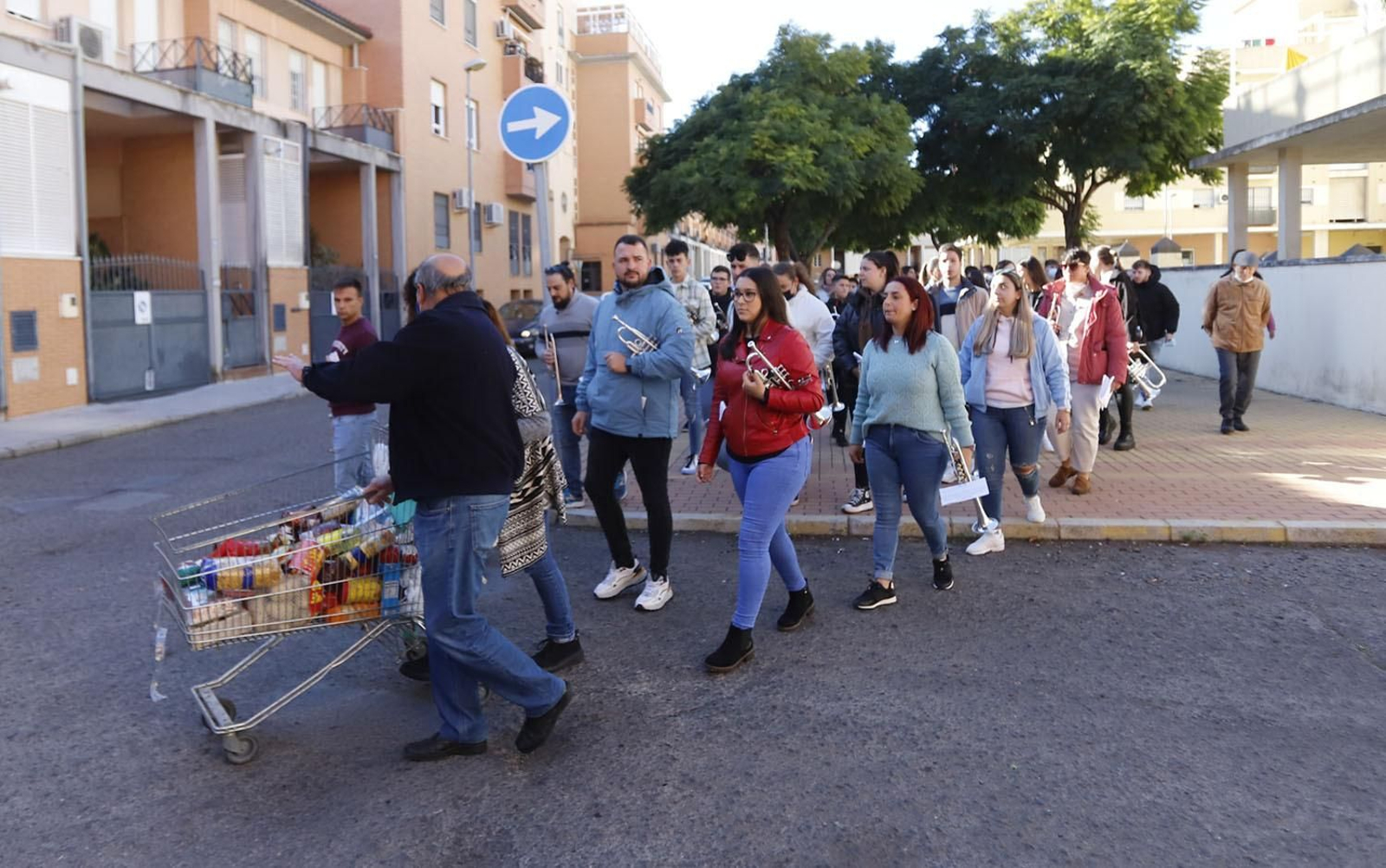 Recogida solidaria de alimentos de la Hermandad del Resucitado y Cáritas en la Hispanidad Recogida solidaria de alimentos de la Hermandad del Resucitado y Cáritas en la Hispanidad