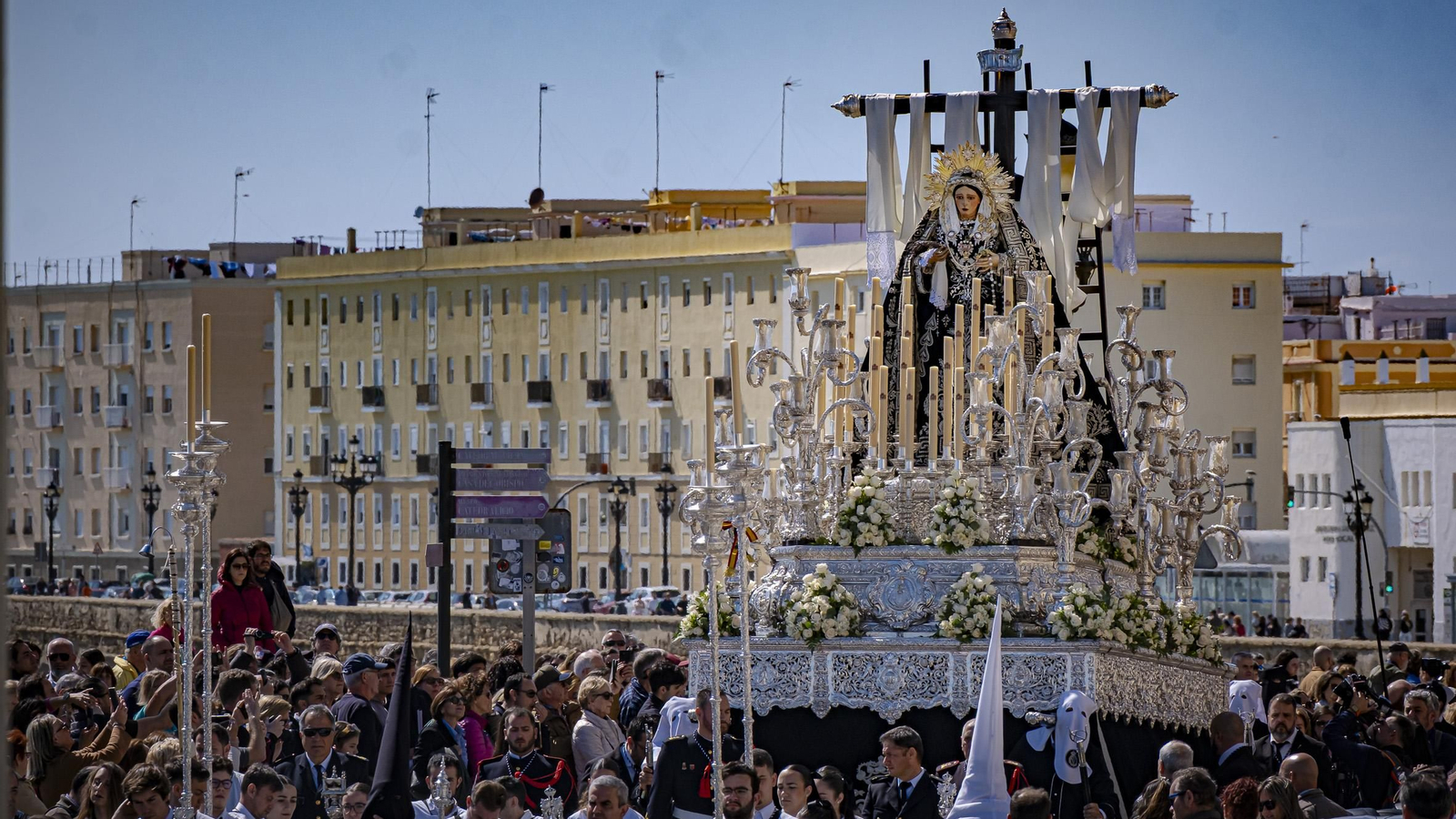 Imágenes de la salida de Santo Entierro en la Semana Santa de Cádiz 2025