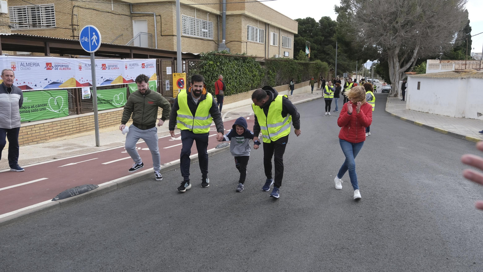 Imágenes de la carrera infantil contra el cáncer en el CEIP Francisco de Goya
