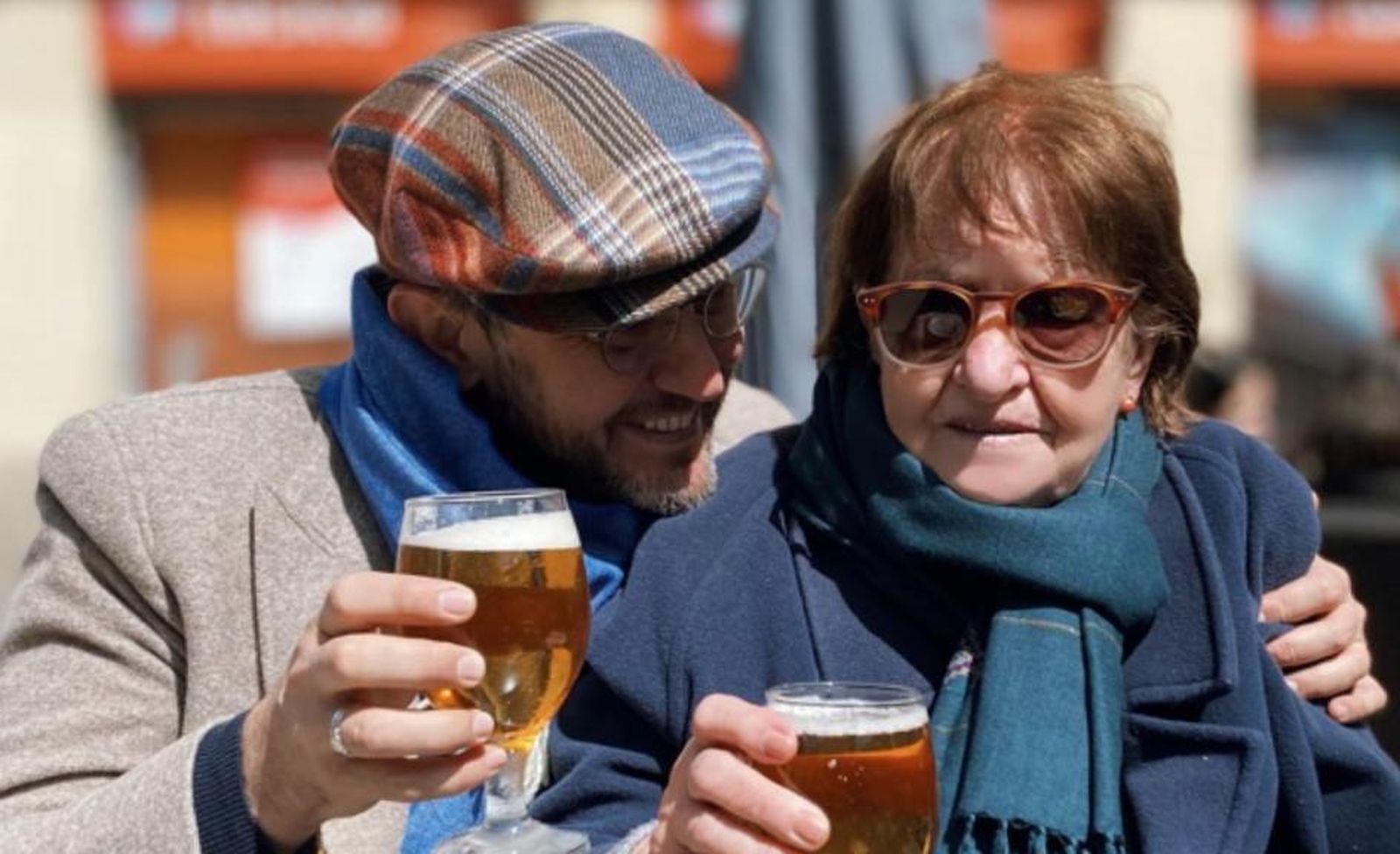 Màxim Huerta reaparece con su madre tras su ingreso hospitalario: "brindemos"