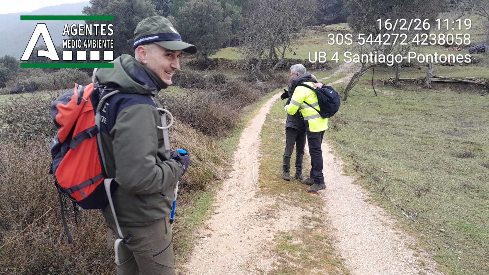 José Manuel Robles y un agente de medio ambiente se encuentran con el ganadero.