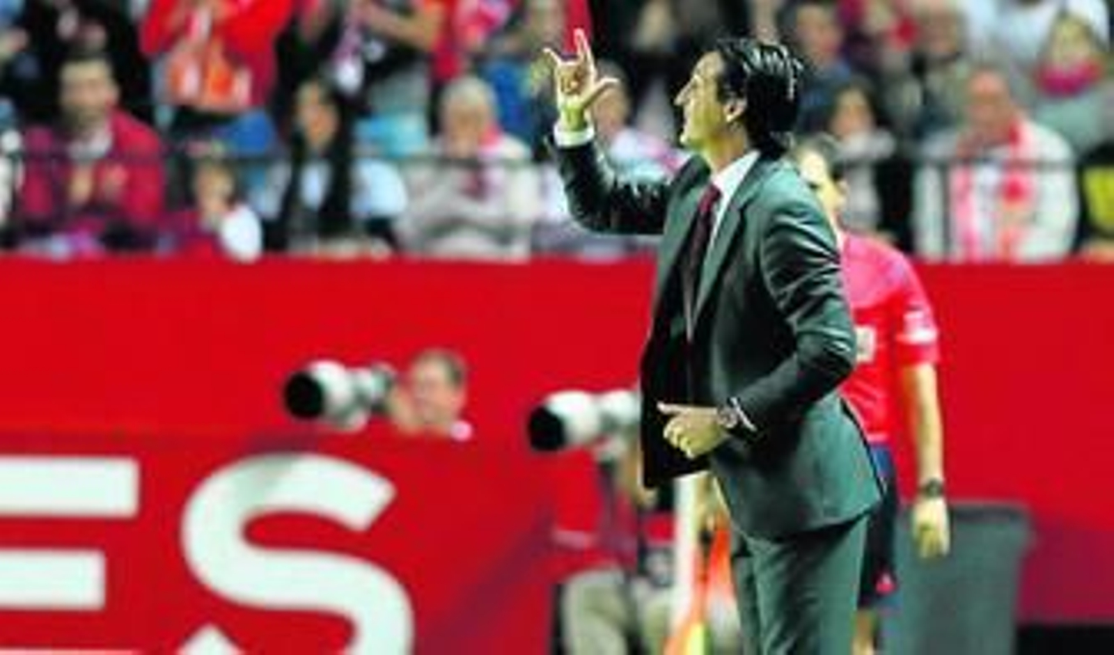 Unai Emery formula una observación a uno de sus jugadores durante el Sevilla-Real Madrid de ayer.