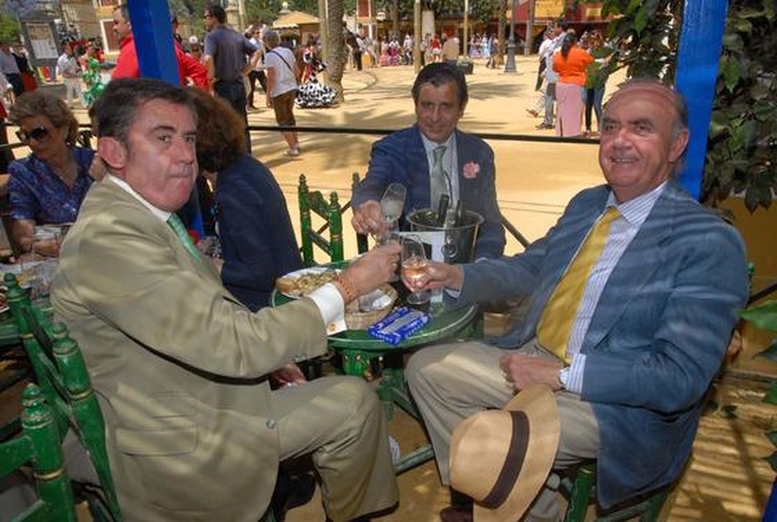 Alfonso Merediz, director de Recursos Humanos de Aldeasa;Juan Guerrero, consejero delegado de Carbis y 	el ingeniero agrónomo Alberto García de Luján, brindaron ayer con vino de Jerez en la caseta del Diario.

Foto: Manuel Aranda