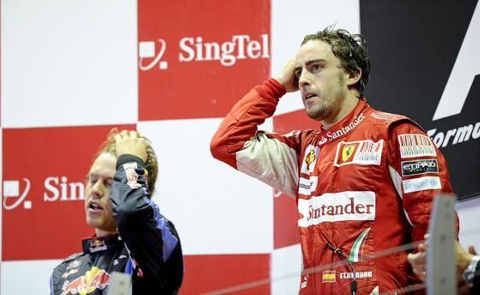 Fernando Alonso se acerca al liderato del Mundial tras ganar el Gran Premio de Singapur. / EFE